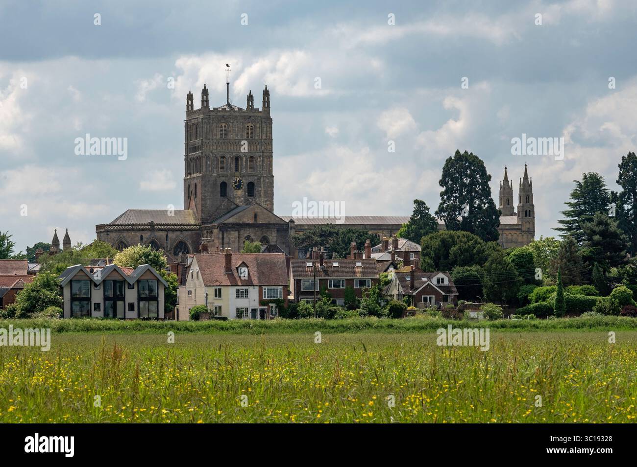 Blick ber Die Wiesen Von Severn Ham Mit Blick Auf Tewkesbury Abbey blick-ber-die-wiesen-von-severn-ham-mit-blick-auf-tewkesbury-abbey