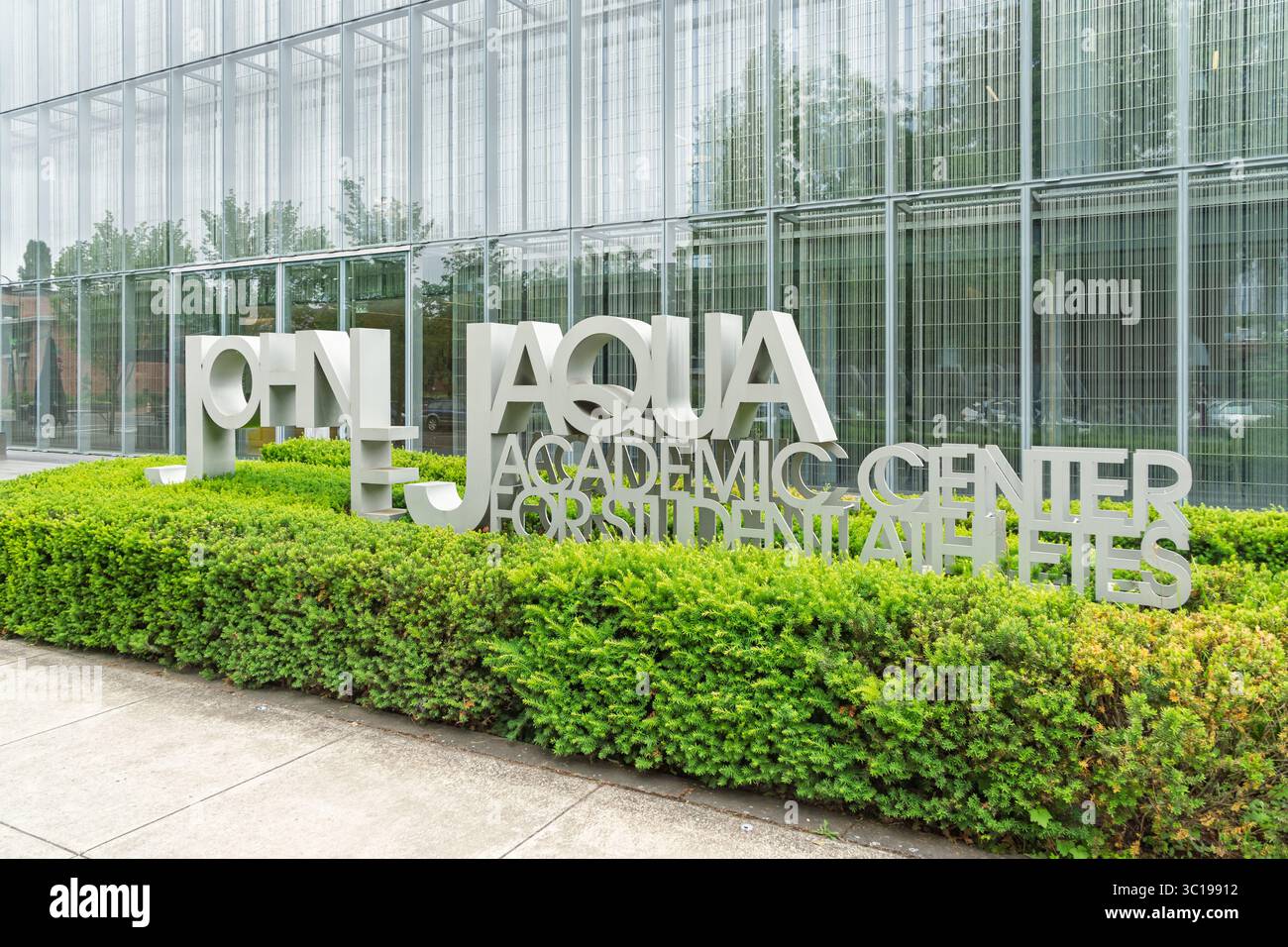 Eugene, OR, USA, 29. Mai, 2025: John E. Jaqua Academic Center for Student Athleten auf dem Campus der University of Oregon. Stockfoto