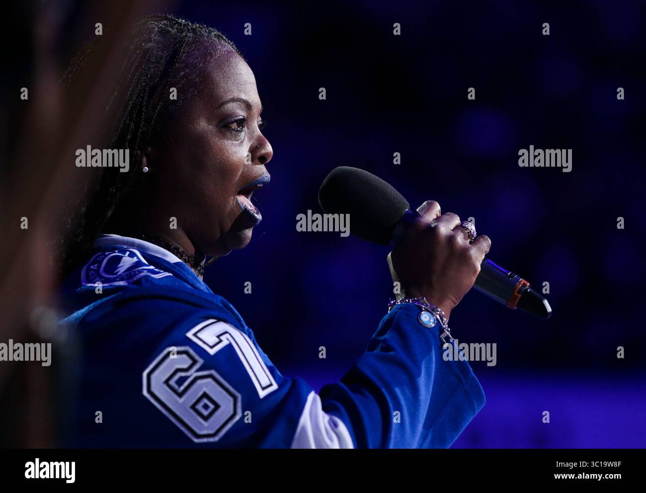 5. Februar 2019 - Tampa, Florida, USA - DIRK SHADD | Times .pensionierter technischer Sergeant der Air Force Sonya Bryson singt die Nationalhymne, bevor die Tampa Bay Lightning in der Amalie Arena in Tampa am Dienstag, 5. Februar 2019 gegen die Vegas Golden Knights spielen. (Bild: © Dirk Shadd/Tampa Bay Times via ZUMA Wire) Stockfoto