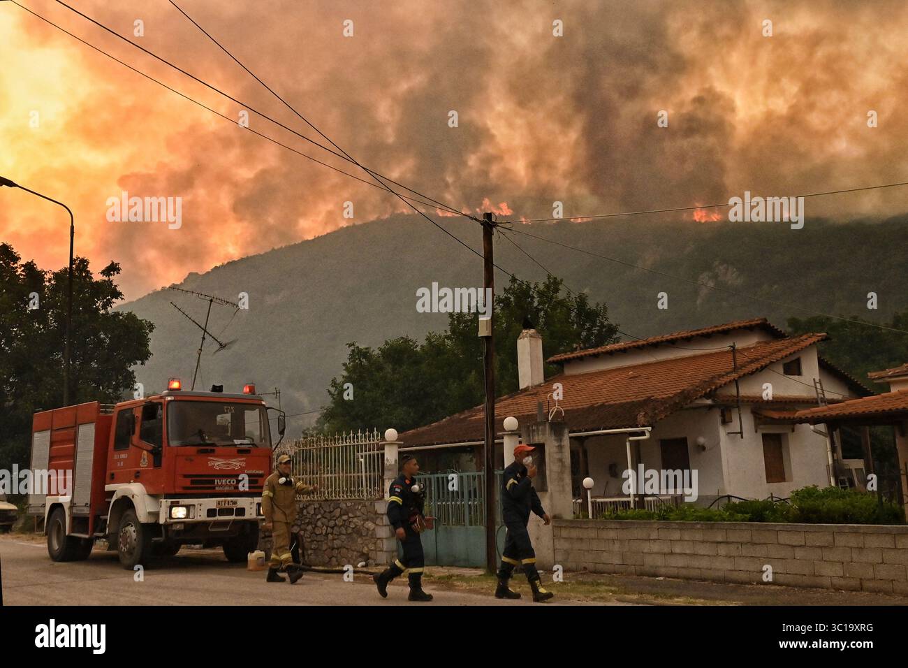 A major forest fire burns in the village of Karteri, near Corinth, west of Athens, Greece, on Tuesday, July 22, 2025. (AP Photo/Vasilis Psomas) Stockfoto
