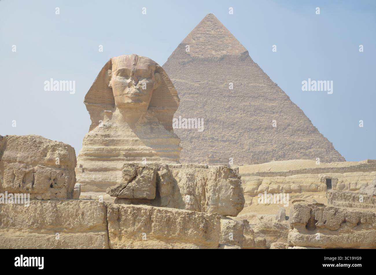 Die Pyramide von Khafre oder Chephren mit einer Statue einer Sphinx im Vordergrund Stockfoto