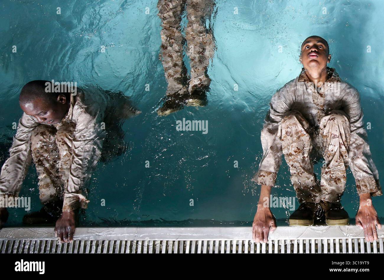 5. Februar 2019 - Beaufort, South Carolina, USA - Rekruten bei der Bravo Company, 1. Rekrut Training Battalion, absolvieren Schwimmqualifikation am Pool an Bord des Marine Corps Recruit Depot Parris Island, S.C., 5. Februar. Die Schwimm-Qualifikation ist eine Voraussetzung für die Ausbildung von Rekruten und kann eine jährliche Ausbildungsanforderung für Marines sein. (Kreditbild: © U.S. Marine Corps/ZUMA Wire/ZUMAPRESS.com) Stockfoto