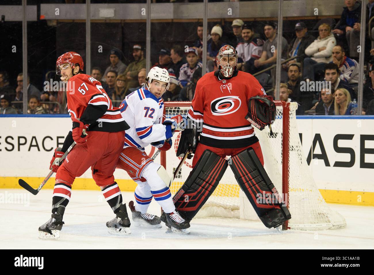Am 8. Februar 2019 stehen Filip Chytil (72) und Trevor van Riemsdyk (57) vor dem Torhüter Petr Mrazek (34) der Carolina Hurricanes, während des Spiels zwischen den New York Rangers und den Carolina Hurricanes im Madison Square Garden in Manhattan. Obligatorischer Kredit: Kostas Lymperopoulos/CSM (Kredit-Bild: &Copy; Kostas Lymperopoulos/CSM via ZUMA Wire) Stockfoto