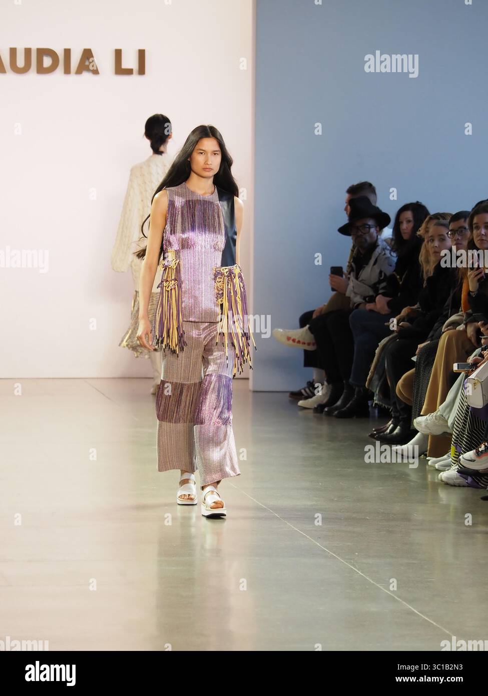 10. Februar 2019 – New York, New York, USA – Februar 2019 – New York, New York USA – Ein Model auf dem Laufsteg bei der CLAUDIA LI F/W 2019 RTW Show während der New York Fashion Week 2019. (Kreditbild (c) Theano Nikitas/ZUMA Wire/ZUMAPRESS.com (Kreditbild: © Theano Nikitas/ZUMA Wire) Stockfoto