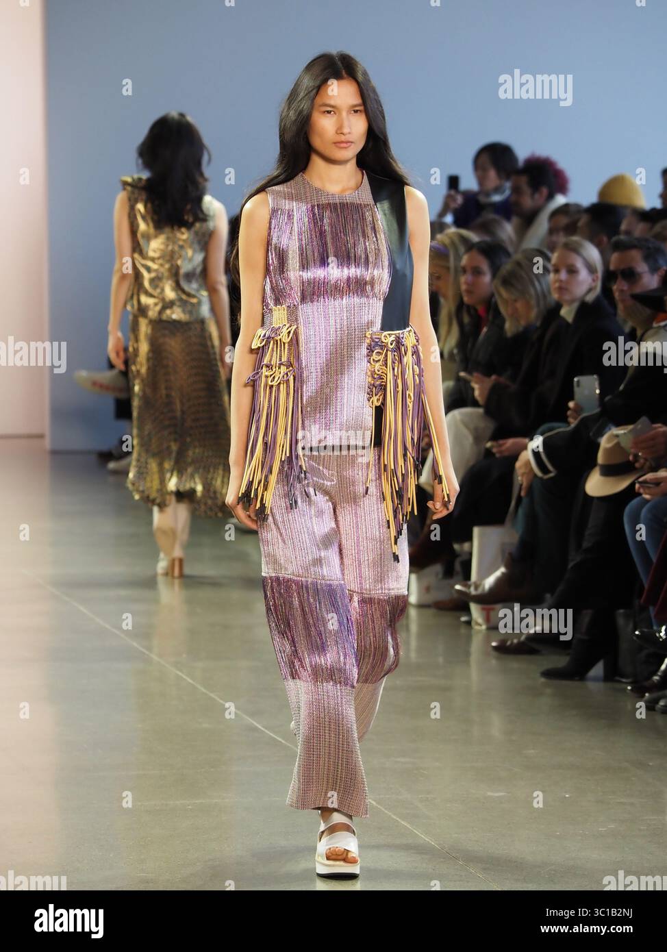 10. Februar 2019 – New York, New York, USA – Februar 2019 – New York, New York USA – Ein Model auf dem Laufsteg bei der CLAUDIA LI F/W 2019 RTW Show während der New York Fashion Week 2019. (Kreditbild (c) Theano Nikitas/ZUMA Wire/ZUMAPRESS.com (Kreditbild: © Theano Nikitas/ZUMA Wire) Stockfoto