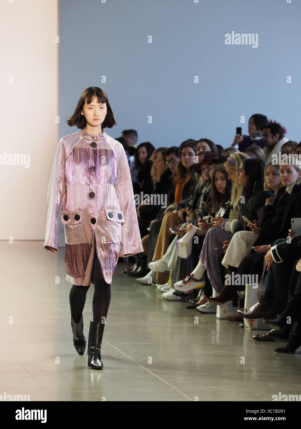10. Februar 2019 – New York, New York, USA – Februar 2019 – New York, New York USA – Ein Model auf dem Laufsteg bei der CLAUDIA LI F/W 2019 RTW Show während der New York Fashion Week 2019. (Kreditbild (c) Theano Nikitas/ZUMA Wire/ZUMAPRESS.com (Kreditbild: © Theano Nikitas/ZUMA Wire) Stockfoto