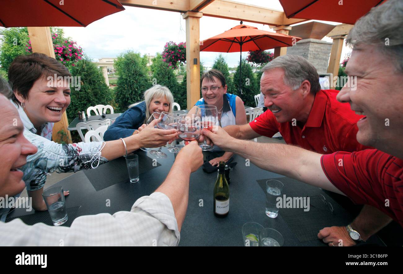 ´ Assign#20012679A Slug: Night060410 Datum: 28. Mai 2010  für Tom HorganÕs Nightlife Kolumne.  AUF DIESEM FOTO: Eine Gruppe von Freunden stoßen auf den Abend auf der Terrasse des Pittsburgh Blue Restaurants in Maple Grove an. Von links Fritz Hendricks, Amy Hendricks, Donna Larson, Pearl Freude, Kevin Larson und Paul Freide. (Kreditbild: Tom Wallace/Minneapolis Star Tribune/TNS via ZUMA Wire) Stockfoto