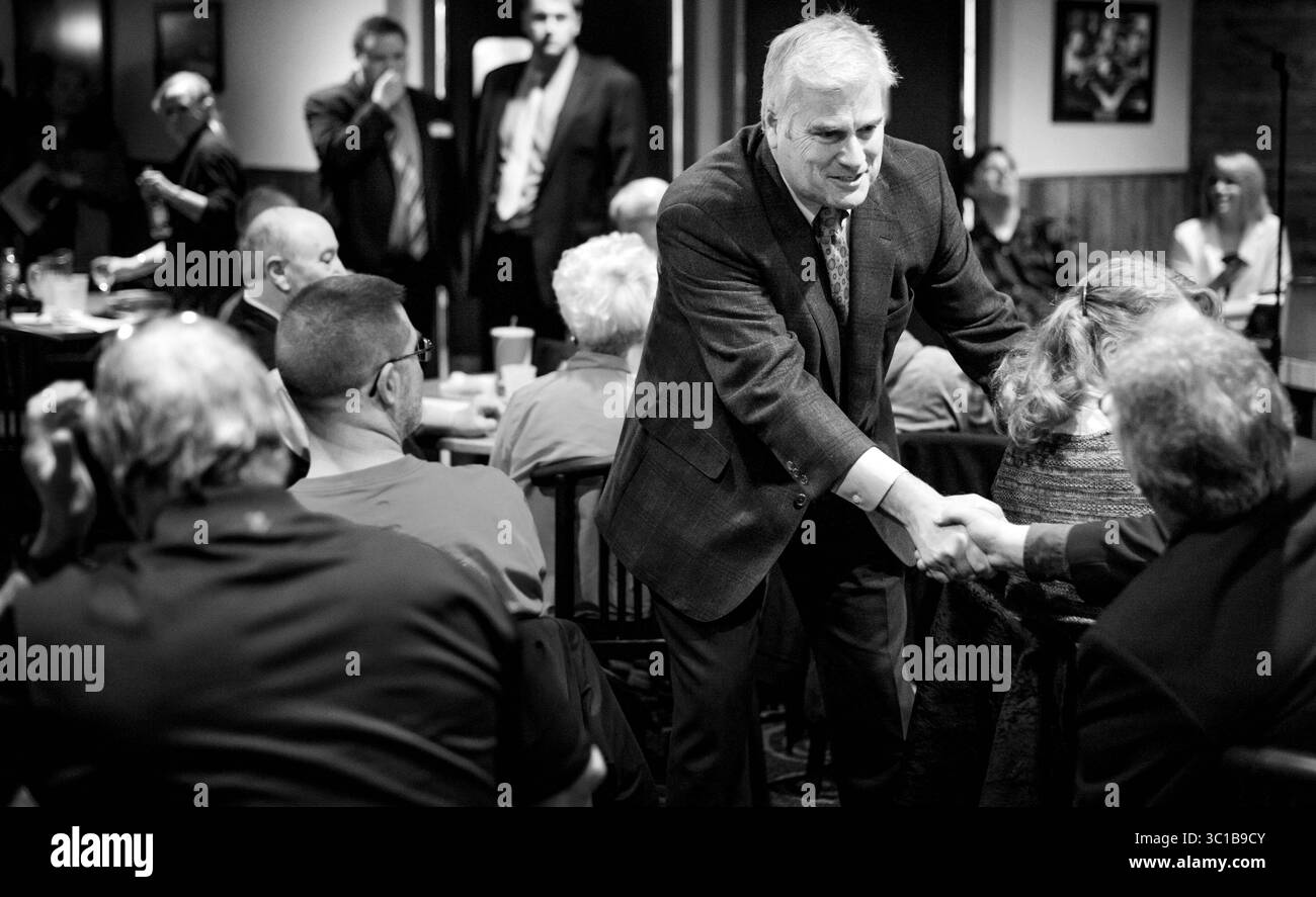 10. März 2015 – Otsego, MN – Minnesota, USA – USA – Kongressabgeordneter Tom Emmer begrüßte Menschen, nachdem er über eine Stunde lang gesprochen und Fragen beantwortet hatte. Er verteidigte nachdrücklich seine Entscheidung, Mitglieder seiner eigenen Partei auszurufen und die Finanzierung des Ministeriums für Heimatschutz Anfang des Monats zu genehmigen. Er sprach Dienstagabend zu einer Versammlung der Tea Party Patriots im Brooklyn Center, von denen viele einige seiner jüngsten Aktionen skeptisch gegenüberstanden und nach Erklärungen suchten. Dienstag, 10. März 2015 (Bild: Glen Stubbe/Minneapolis Star Tribune/TNS via ZUMA Wire) Stockfoto 10. März 2015 – Otsego, MN – Minnesota, USA – USA – Kongressabgeordneter Tom Emmer begrüßte Menschen, nachdem er über eine Stunde lang gesprochen und Fragen beantwortet hatte. Er verteidigte nachdrücklich seine Entscheidung, Mitglieder seiner eigenen Partei auszurufen und die Finanzierung des Ministeriums für Heimatschutz Anfang des Monats zu genehmigen. Er sprach Dienstagabend zu einer Versammlung der Tea Party Patriots im Brooklyn Center, von denen viele einige seiner jüngsten Aktionen skeptisch gegenüberstanden und nach Erklärungen suchten. Dienstag, 10. März 2015 (Bild: Glen Stubbe/Minneapolis Star Tribune/TNS via ZUMA Wire) Stockfoto