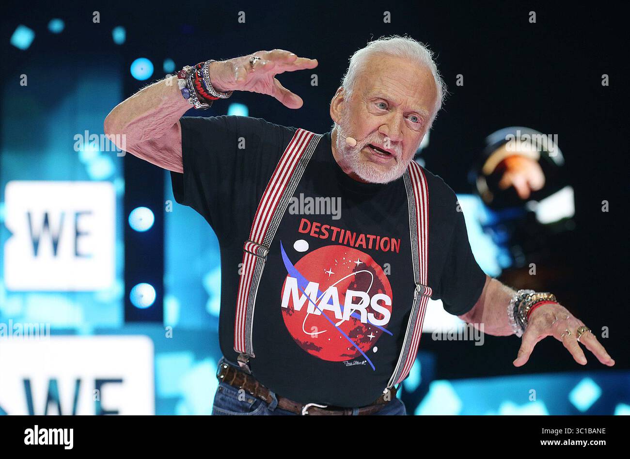 20. September 2016 – St. Paul, MN, USA – USA – Buzz Aldrin, ein Austronaut in Apollo XI & Gemini 12 Global Space Statesman, sagte, dass er das erste Selfie im Weltraum gemacht hat (hinter ihm), als er mit fast 20.000 Schülern aus Minnesota sprach, die am Dienstag, den 20. September 2016 in St. Paul, MN in das Xcel Energy Center gepackt haben. Headliner war die Sängerin, Songwriterin, Tänzerin, Choreografin, Schauspielerin und Fernsehpersönlichkeit Paula Abdul. (/STAR TRIBUNE) (Bild: Elizabeth Flores/Minneapolis Star Tribune/TNS via ZUMA Wire) Stockfoto