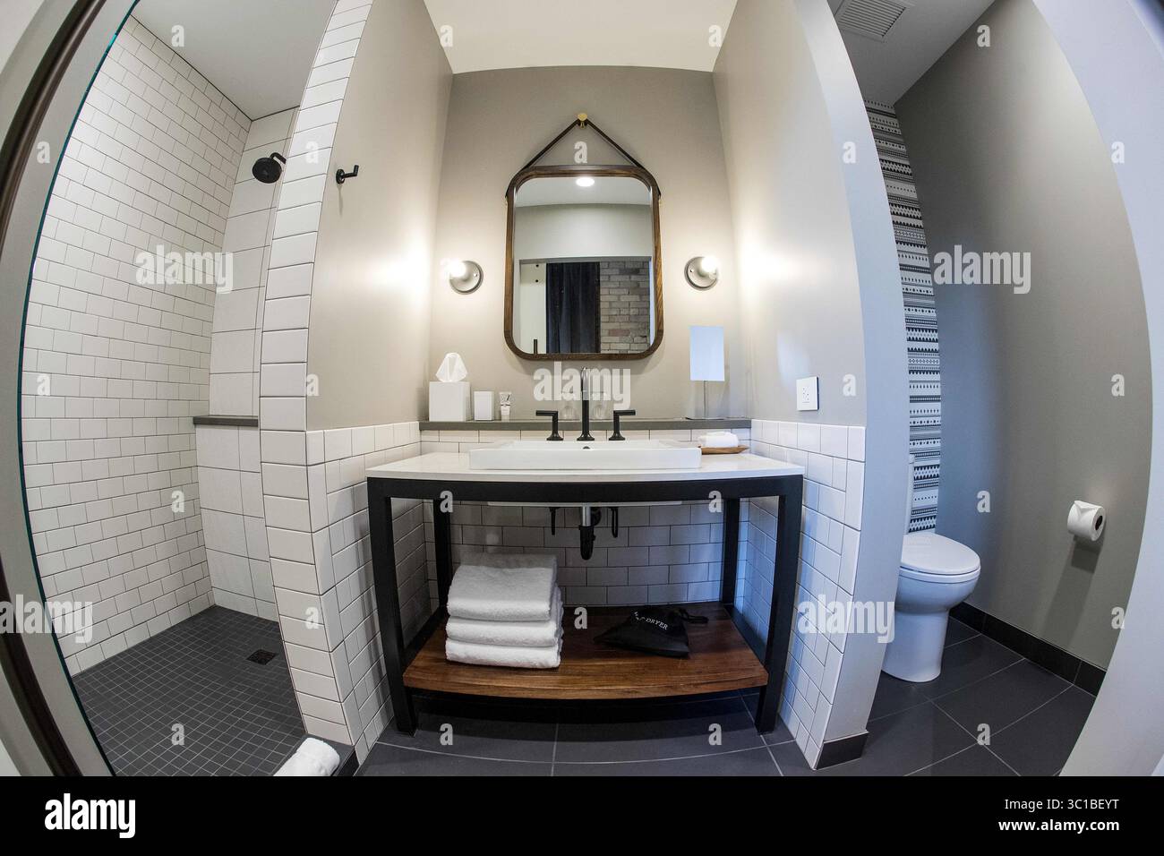 15. November 2016 - Minneapolis, MN, USA - Ein Badezimmer im Hewing Hotel in Minneapolis... .. .. - 15. November 2016, Minneapolis, MN, das Hewing Hotel ist eines der am meisten erwarteten neuen Hotels in Minneapolis. Das Hotel mit 124 Zimmern öffnet am Mittwoch offiziell seine Türen. (Kreditbild: Carlos Gonzalez/Minneapolis Star Tribune/TNS via ZUMA Wire) Stockfoto
