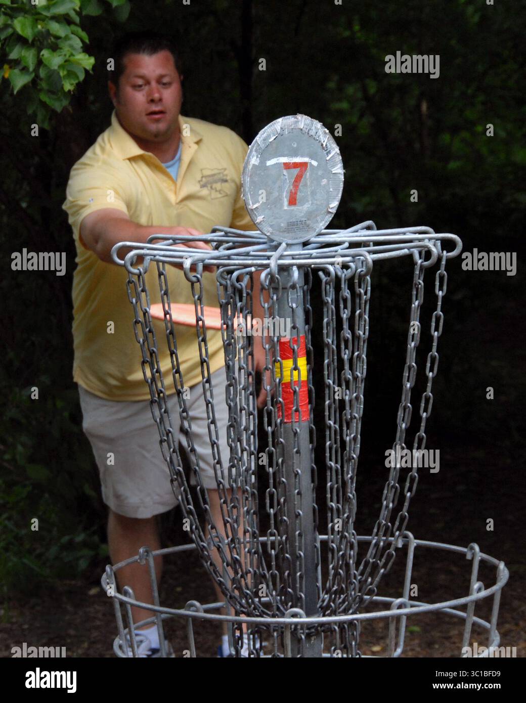 17. Juni 2008 - Roseville, Mn., USA - Roseville, Mn., Dienstag, 17. Juni 2008 Matt Allen of St. Paul hat in das siebte Scheibenstockloch oder den Korb im Acorn Park gesteckt. (Kreditbild: Joey Mcleister/Minneapolis Star Tribune/TNS via ZUMA Wire) Stockfoto