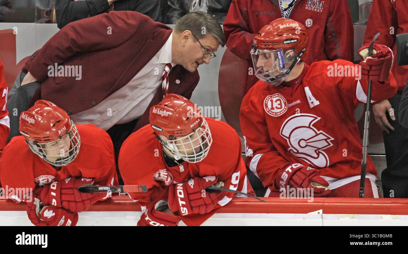10. März 2012: St. Paul, MN, Minnesota, USA, Boys State Hockey Turnier, Klasse AA Championship, Benilde St. Margaret vs Hill Murray, 10.03.12. (Von links nach rechts) Benilde-Cheftrainer Ken Pauly sprach mit Grant Besse, nachdem er sein 5. Tor erzielte. /Star Tribune (Kreditbild: Bruce Bisping/Minneapolis Star Tribune/TNS via ZUMA Wire) Stockfoto