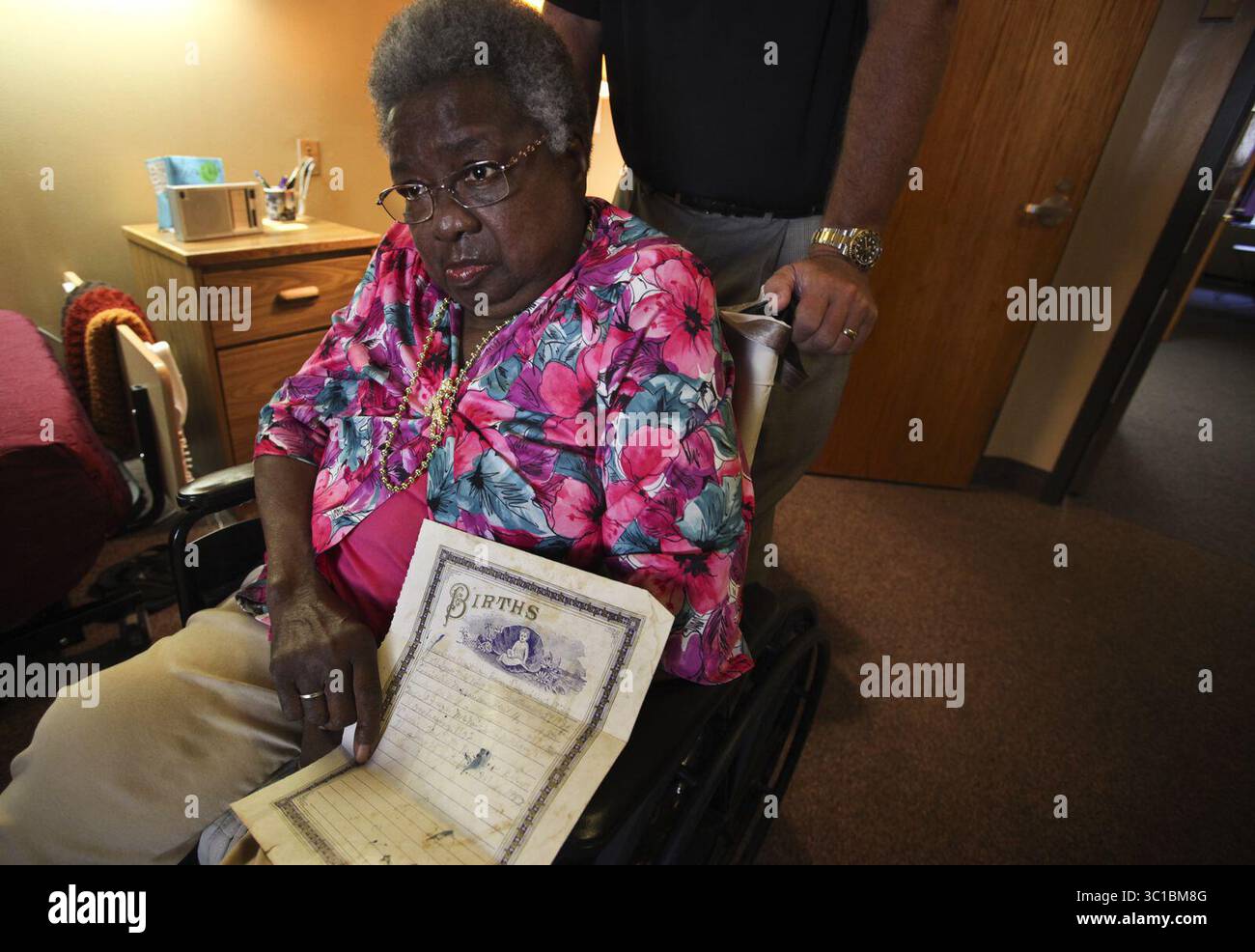 September 2012 - Minneapolis, MN, USA - Mittwoch, 5. September, 2012 in Minneapolis, MN. Robert Letich ist Verwalter des Camden Care Center, eines Pflegeheims in North Minneapolis, in dem sich Evelyn Collier, 79 Jahre alt, befindet, der keinen Staatskennweis besitzt. Vor zwei Jahren versuchten Letich und das Personal, aktuelle Ausweise für Senioren zu erhalten, die auf eine Kreuzfahrt gehen wollten. Sie versuchten Monate und Hunderte von Dollar, Geburtsurkunden und Heiratsurkunden aufzuspüren. Collier, die auf einer Farm in Mississippi geboren wurde, konnte keinen Ausweis bekommen, weil sie keine offizielle Geburtsurkunde hatte Stockfoto