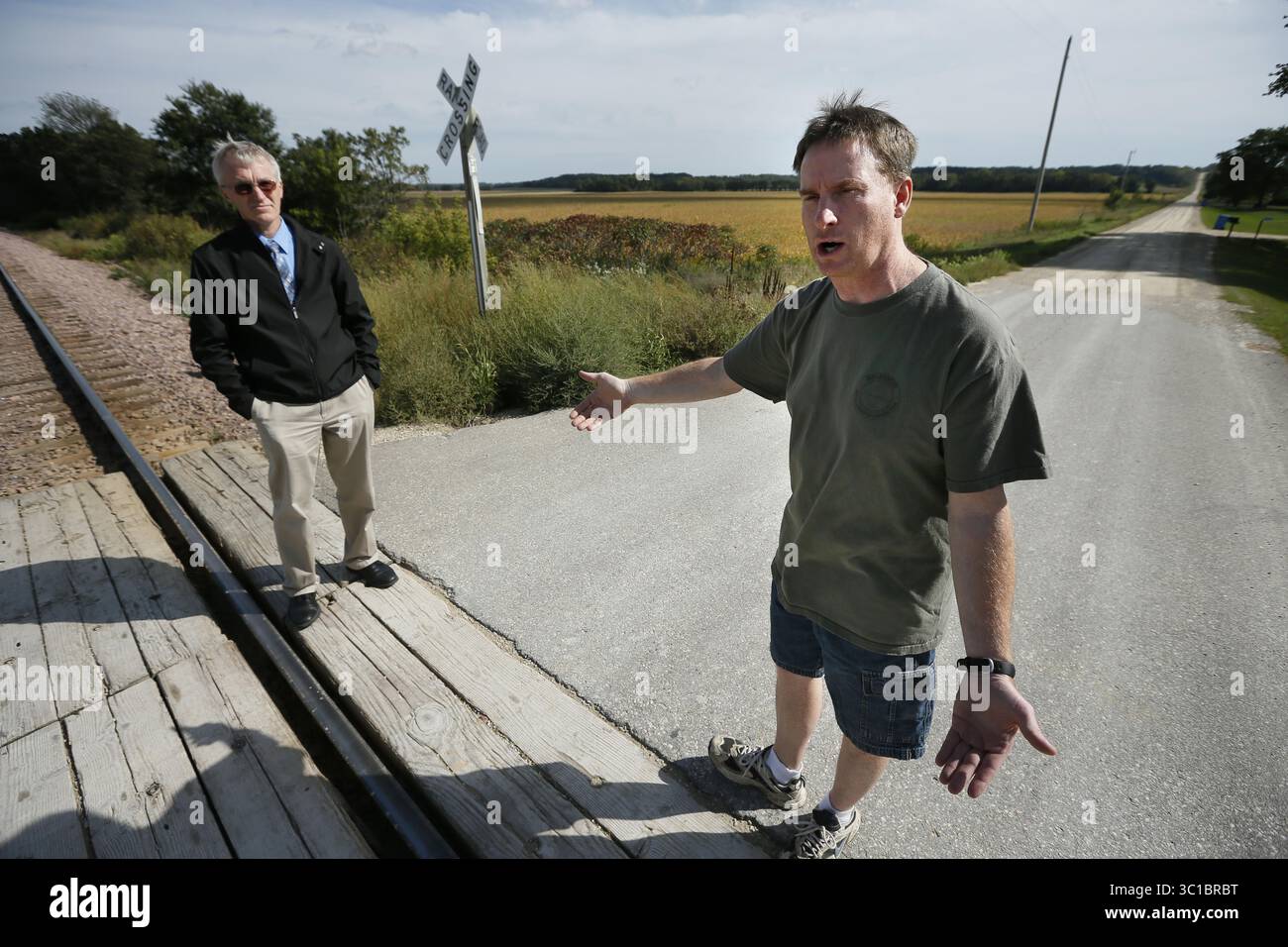 13. September 2012 - St. Charles, MN, USA - St. Charles, die kleine Stadt in Minnesota, die sich auf halbem Weg zwischen Rochester und Winona befindet, ist das Zentrum der möglicherweise größten Sandwaschanlage und der Eisenbahnverladungsanlage, die das Tor zu intensivem Sandabbau in der gesamten Region sein wird. (AUF DIESEM FOTO) die Nachbarn Fred Troendle (links) und Collin J. Johnson (rechts), die in der Nähe der geplanten Sandverarbeitungsanlage leben, äußern Bedenken über den Ammonut des Lkw-Verkehrs, der den Charakter von St. Charles für immer verändern wird. Die beiden stehen an der Ecke des vorgeschlagenen Standorts. Stockfoto