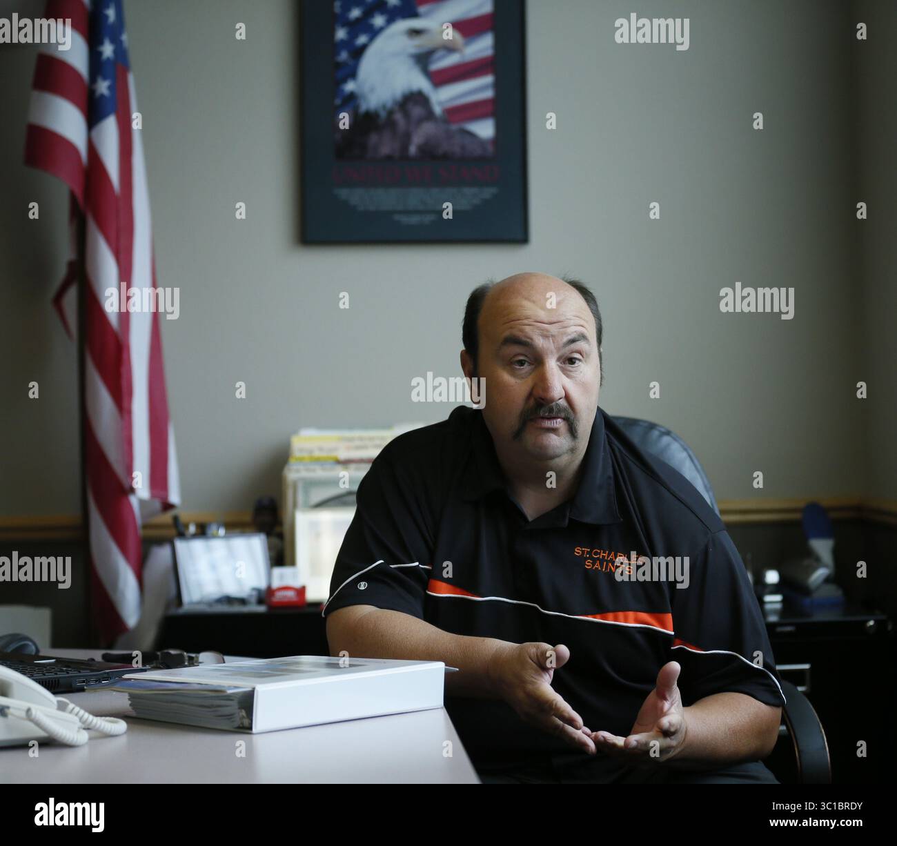 13. September 2012 - St. Charles, MN, USA - St. Charles, die kleine Stadt in Minnesota, die sich auf halbem Weg zwischen Rochester und Winona befindet, ist das Zentrum der möglicherweise größten Sandwaschanlage und der Eisenbahnverladungsanlage, die das Tor zu intensivem Sandabbau in der gesamten Region sein wird. (AUF DIESEM FOTO) St. Charles Bürgermeister Bill Spitzer in den ratskammern von St. Charles. . Charles, MN - 19/2012 (Kreditbild: Brian Peterson/Minneapolis Star Tribune/TNS via ZUMA Wire) Stockfoto