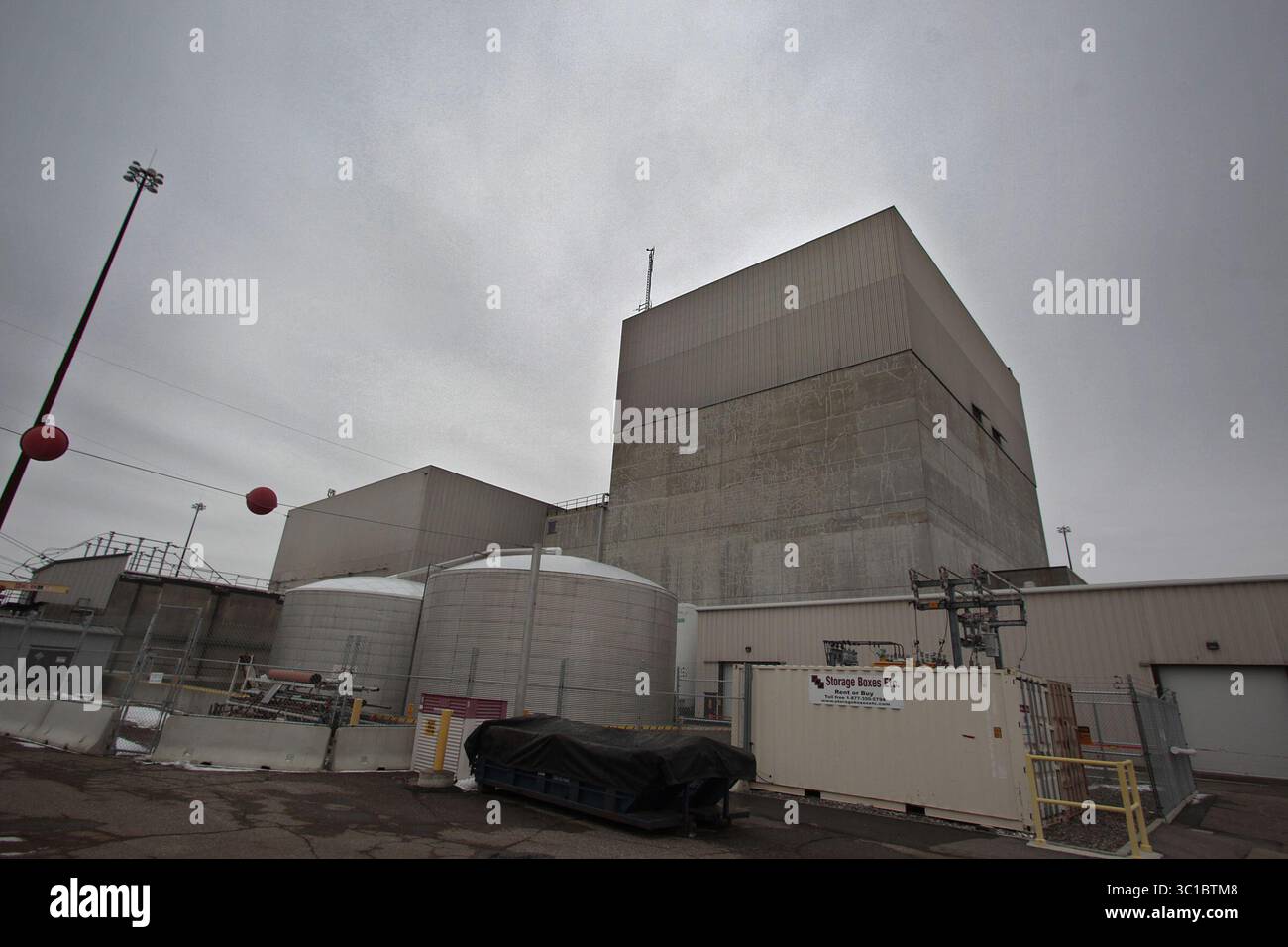 28. Februar 2012 - Monticello, MN, USA - die grauen Betonmauern des Atomkraftwerks Monticello, 40 Meilen nördlich der Twin Cities. Das obere Drittel des Gebäudes ist nicht gehärtet wie der untere Teil, in dem sich der Reaktor befindet. Auf drei ähnlichen Anlagen in Japan explodierten Explosionen von Wasserstoffgas im März 2011 den oberen Teil der Reaktorgebäude. JIM (/STAR TRIBUNE) / 28. Februar 2012 / 9:00 UHR , Monticello, MN HINTERGRUNDINFORMATIONEN: Das Atomkraftwerk Monticello wird von Xcel Energy betrieben. Das 1971 eröffnete Kraftwerk erzeugt genügend Strom, um ne zu betreiben Stockfoto