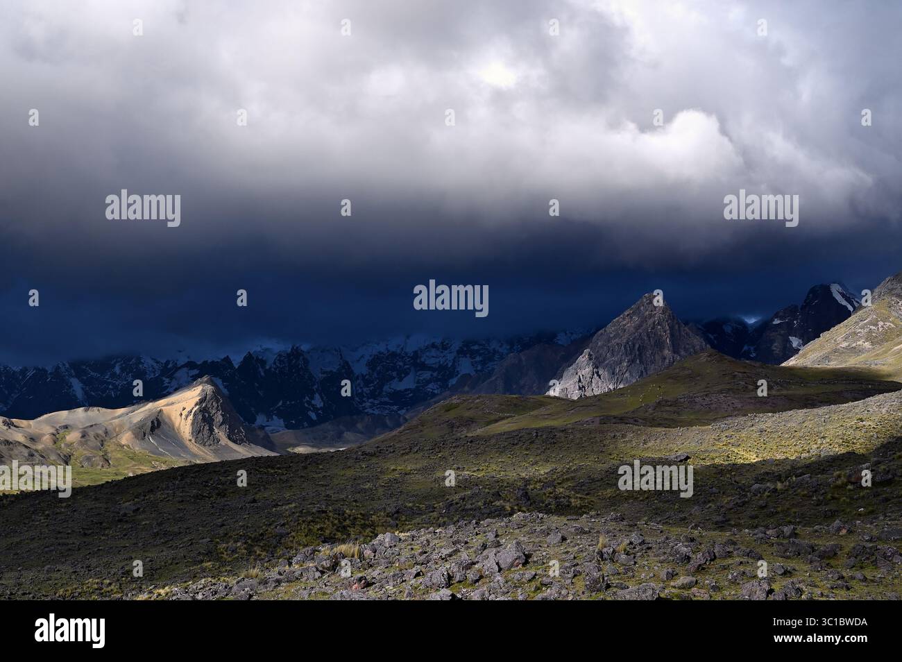 Berge mit Sturmwolken im Hintergrund. Der Ausangate Berg in der Vilcanota Bergkette. Pacchanta, Cusco, Peru Stockfoto
