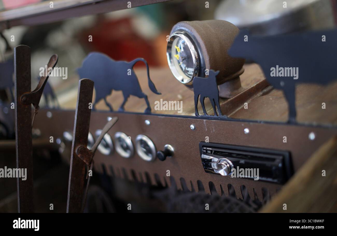 4. Juni 2012 – Hastings, MN, USA – Bruce Bauer hat ein dachloses Cabriolet entwickelt, das auf einem Chevy-Fahrgestell mit einem Muldenkipper gebaut wurde. Das Armaturenbrett war ursprünglich eine Zweimannsäge. Das Foto wurde am Montag, 4. Juni 2012 in Hastings, Minn. Aufgenommen (Kreditbild: Renee Jones Schneider/Minneapolis Star Tribune/TNS via ZUMA Wire) Stockfoto