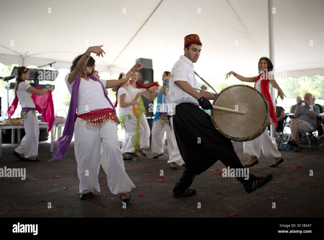 22. Juli 2012 - West St. Paul, MN, USA - die St. George Antochian Orthodox Church in West St. Paul veranstaltete an diesem Wochenende ihr fünftes jährliches St. George Middle Eastern Festival. Das Festival zelebrierte Speisen, Musik und Kultur des Nahen Ostens. St. George’s wurde 1913 von syrischen und libanesischen Einwanderern auf der St. Paul’s West Side gegründet. Seit 1974 finden Gottesdienste an ihrem heutigen Standort an der Oakdale Avenue statt. Die St. George's Dance Group trat alle paar Stunden an allen drei Tagen des Festivals auf. Am Sonntagnachmittag, 22. Juli 2012, führten sie einen Hochzeitstanz unter einem riesigen Zelt vor der Kirche auf Stockfoto