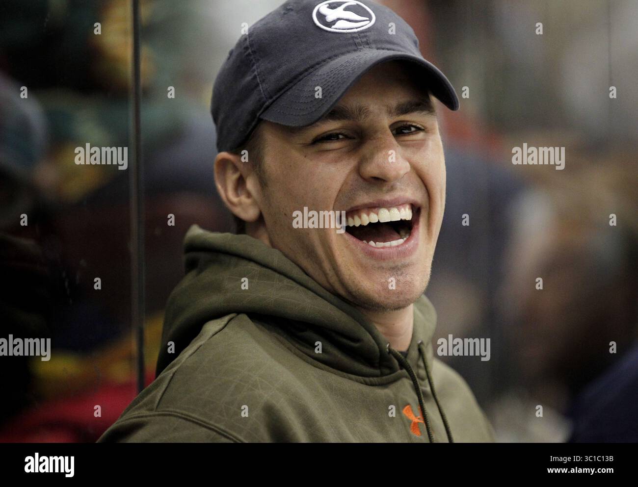 20. Juni 2012: Minneapolis, MN, USA: Zach Parise, lachte am Mittwoch in der Ridder Arena in Minneapolis, während er das Defending the Blue Line NHL Players Charity Game ansah. - 20. Juni 2012, Minneapolis, Minn, Ridder Arena, Defending the Blue Line (DTBL) ist stolz, bekannt zu geben, dass die Organisation ein NHL Players Charity Game veranstalten wird. Zach Parise, Kapitän der New Jersey Devils, wird ab dem 1. Juli einer der gefragtesten Free Agents in der NHL sein. (Kreditbild: Carlos Gonzalez/Minneapolis Star Tribune/TNS via ZUMA Wire) Stockfoto