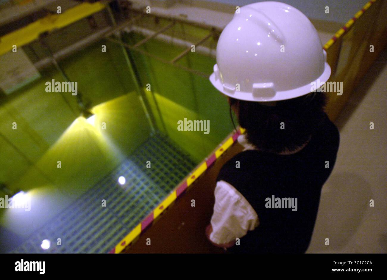 Juni 2001 - Welch, Minnesota, USA - ALLGEMEINE INFORMATIONEN: Welch, Mn. 6/11/2001 eine mögliche Renaissance der Kernenergie. Die Bush-Regierung hat den Bau weiterer Atomanlagen nachdrücklich unterstützt. Ein zentrales Problem in der Konstruktion eines neuen Atomkraftwerks wird offensichtlich die Lagerung von nuklearen Abfällen sein, was auch ein Problem in der Anlage von Prairie Island ist...AUF DIESEM FOTO: Lagerpool für abgebrannte Brennstäbe in der Anlage von Praire Island (Kreditbild: Richard Sennott/Minneapolis Star Tribune/TNS via ZUMA Wire) Stockfoto