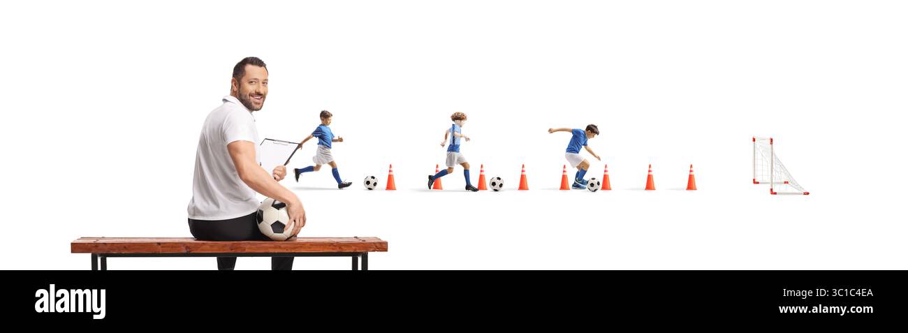Fußballtrainer für Junioren, die auf einer Bank sitzen und Kinder, die mit Bälle auf weißem Hintergrund laufen Stockfoto