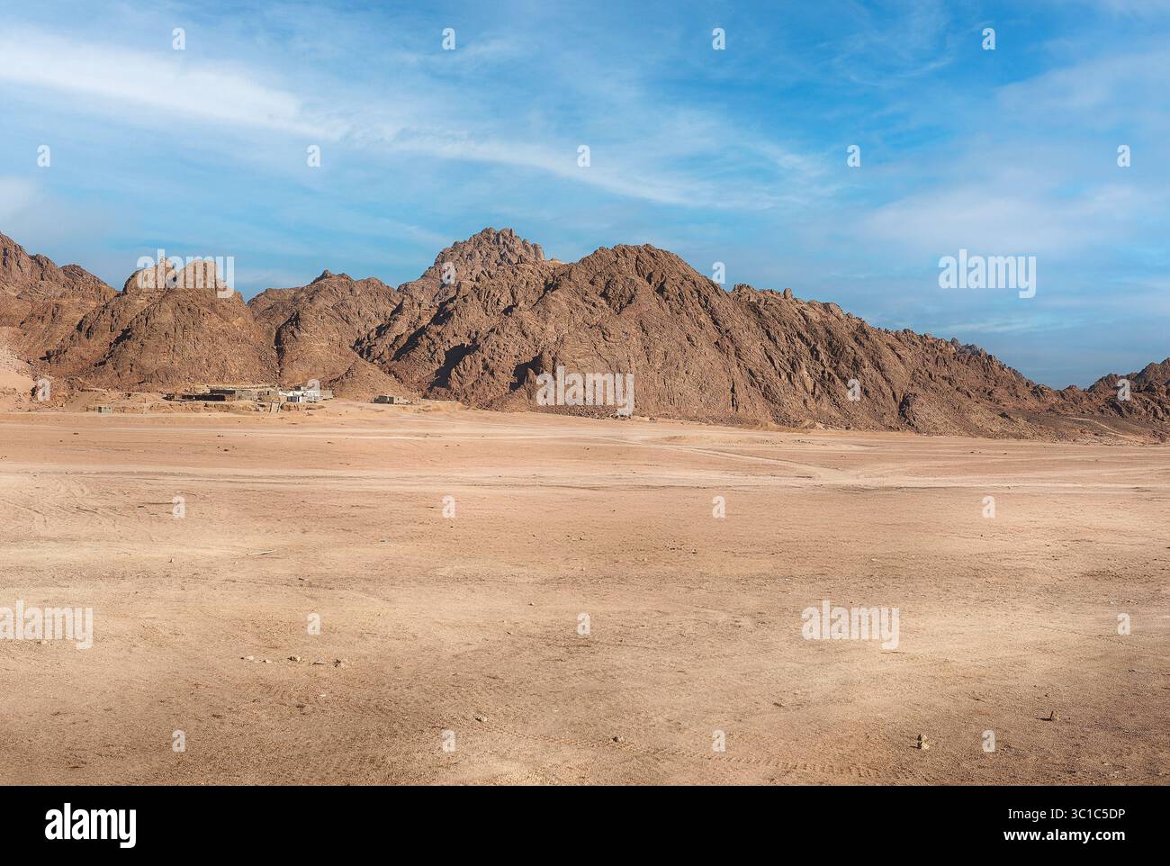 Die malerische Wüstenlandschaft in der Nähe von Scharm el Sheikh, Süd-Sinai, Ägypten Stockfoto Die malerische Wüstenlandschaft in der Nähe von Scharm el Sheikh, Süd-Sinai, Ägypten Stockfoto