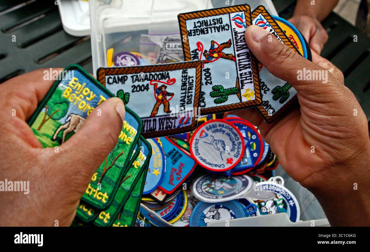 1. April 2010 - ALLGEMEINE INFORMATIONEN: Die Truppe 154 aus Eagan besteht ausschließlich aus entwicklungsbehinderten Erwachsenen im Alter von 31 bis 52 Jahren. Sie trafen sich kürzlich im Minnehaha Falls Park zu einem Ausflug. AUF DIESEM FOTO: Ein Scout sah sich eine Sammlung von Verdienstabzeichen und Camp Patches an. (Kreditbild: Marlin Levison/Minneapolis Star Tribune/TNS via ZUMA Wire) Stockfoto