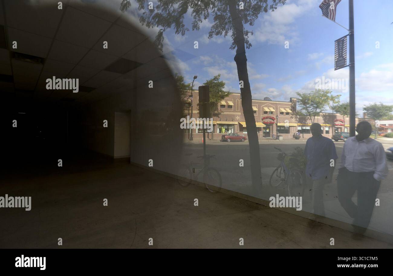 August 2012 - Minneapolis, MN, USA - dieses leere Geschäft liegt an der Central Ave. Gegenüber dem Holy Land Supermarkt und Restaurant in Northeast Minneapolis Min., Donnerstag, 16. August 2012. Dies ist eine der Immobilien, die die Northeast Investment Cooperative sucht, um Gelder zu beschaffen. Die Co-op hofft, Ladenfronten im Nordosten zu kaufen und zu vermieten und die Nachbarschaft wiederzubeleben... (/STAR TRIBUNE) (Bild: Kyndell Harkness/Minneapolis Star Tribune/TNS via ZUMA Wire) Stockfoto