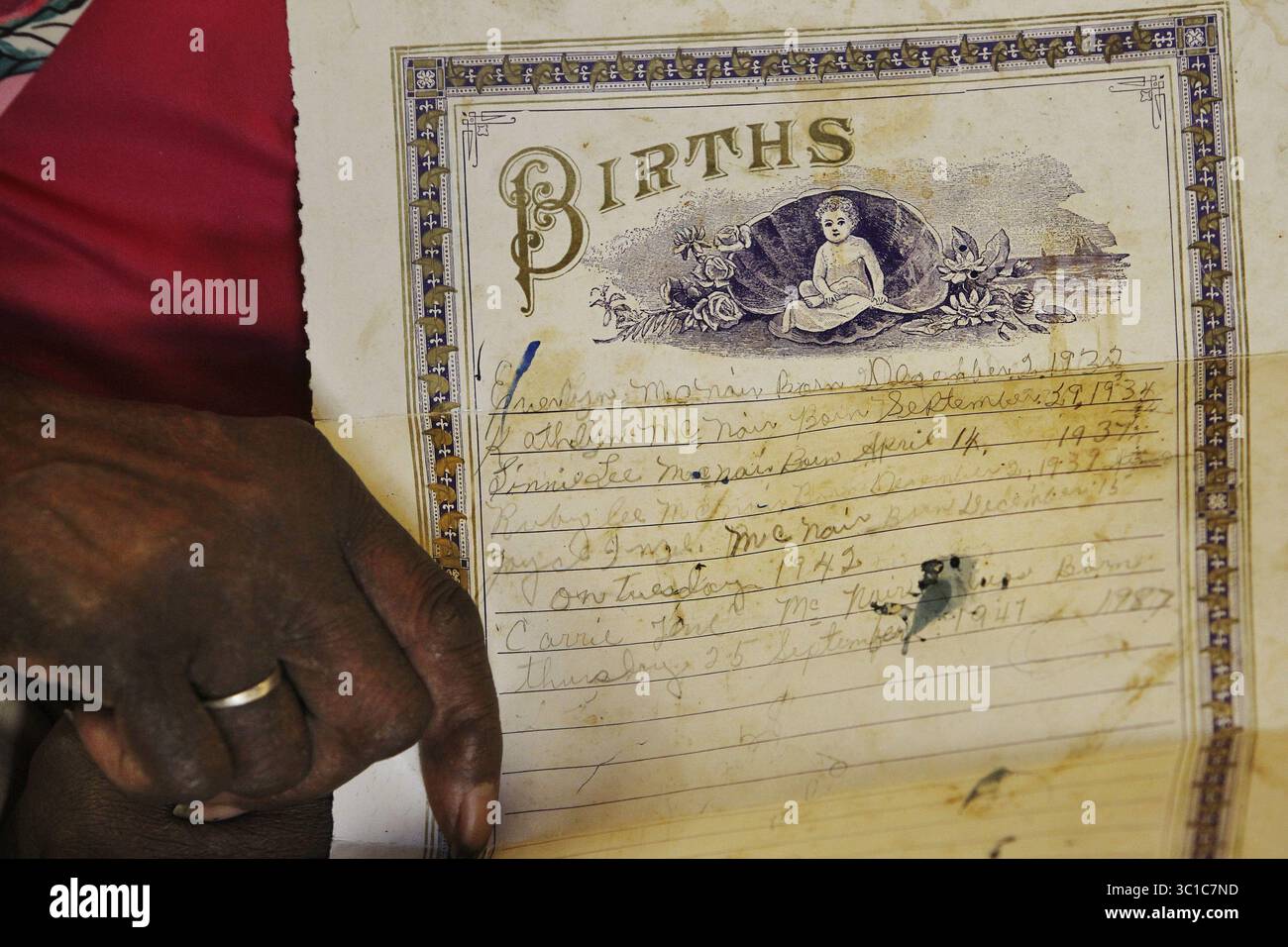 5. September 2012 – Minneapolis, MN, USA – Evelyn Collier, 79, mit einem inoffiziellen Geburtsdokument von ihrer Geburt zu Hause in Mississippi und gesehen am Mittwoch, 5. September 2012, in Minneapolis, MN. Robert Letich ist Verwalter des Camden Care Center, eines Pflegeheims in North Minneapolis, in dem sich Evelyn Collier, 79 Jahre alt, befindet, der keinen Staatskennweis besitzt. Vor zwei Jahren versuchten Letich und das Personal, aktuelle Ausweise für Senioren zu erhalten, die auf eine Kreuzfahrt gehen wollten. Sie versuchten Monate und Hunderte von Dollar, Geburtsurkunden und Heiratsurkunden aufzuspüren. Collier, der auf einer Farm in Mi geboren wurde Stockfoto