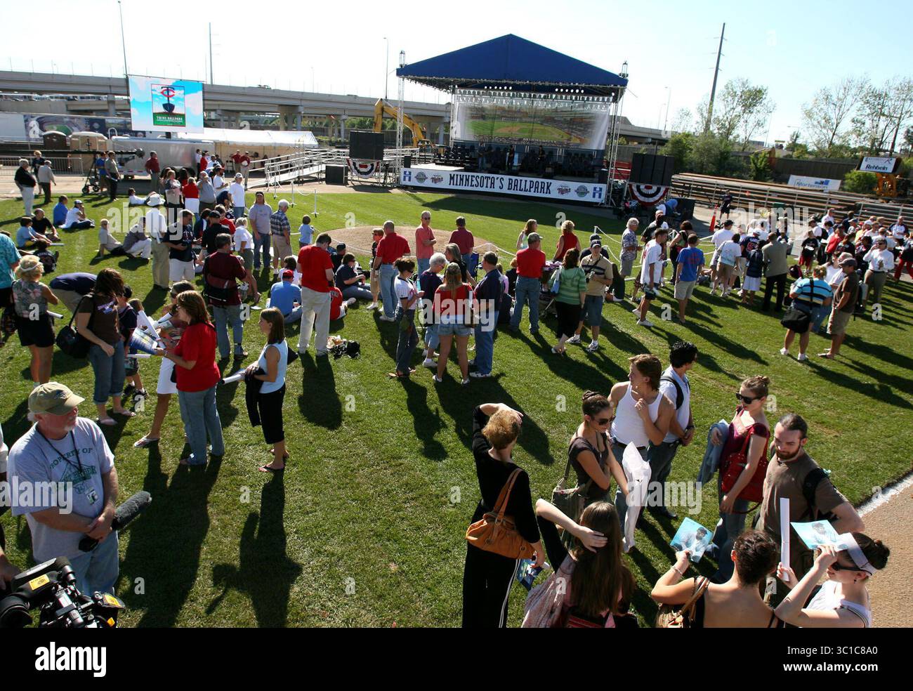 30. August 2007 – Minneapolis, MN, USA – die Fans der Minnesota Twins sind lange vor dem offiziellen Start der Twins Ballpark-Spatenstiche am Donnerstag im Infield unterwegs. (Kreditbild: David Joles/Minneapolis Star Tribune/TNS via ZUMA Wire) Stockfoto