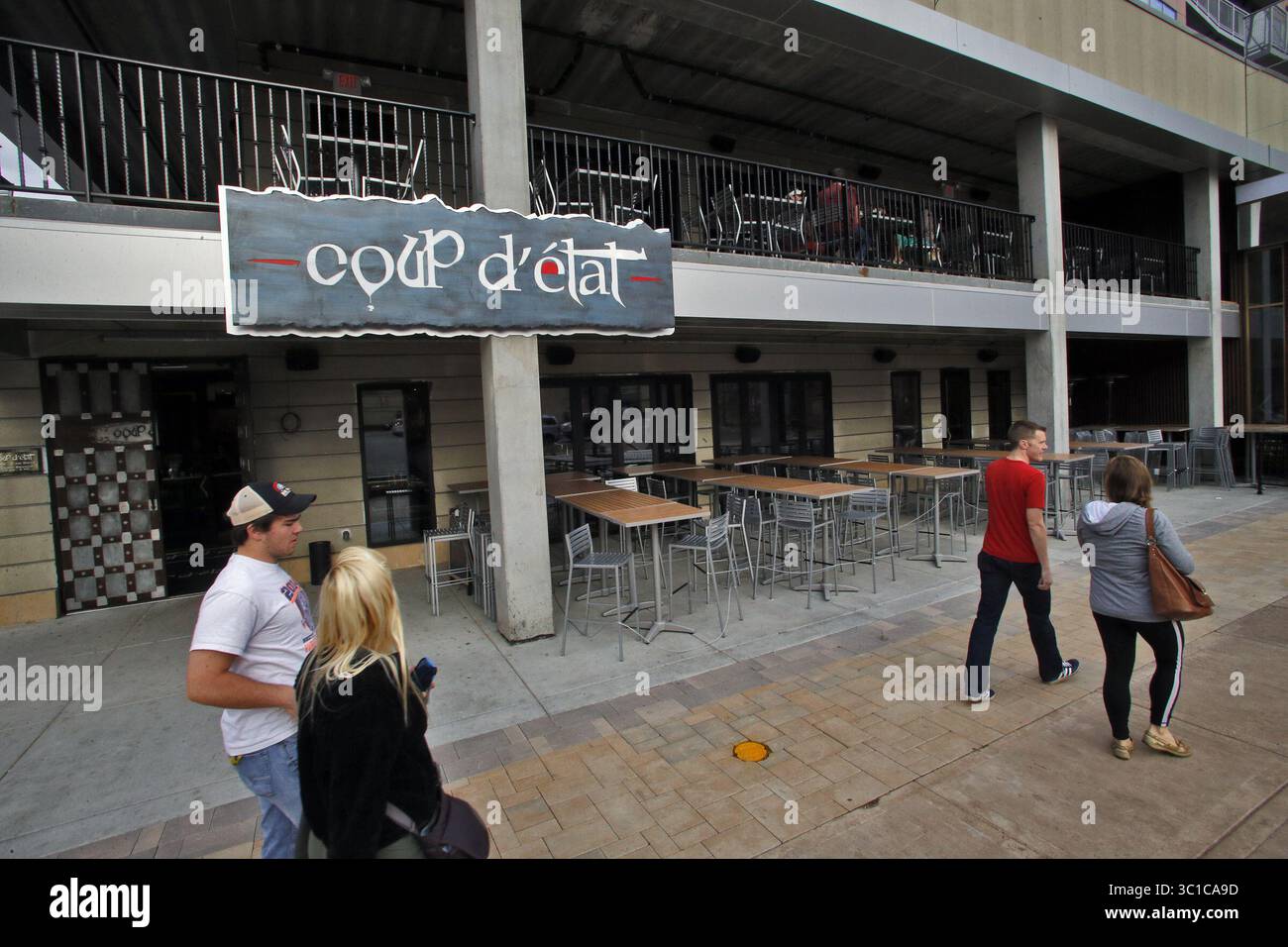11. Mai 2014 – Minneapolis, Minnesota, USA – Patio Area beim Staatsstreich in Minneapolis. (Kreditbild: Marlin Levison/Minneapolis Star Tribune/TNS via ZUMA Wire) Stockfoto