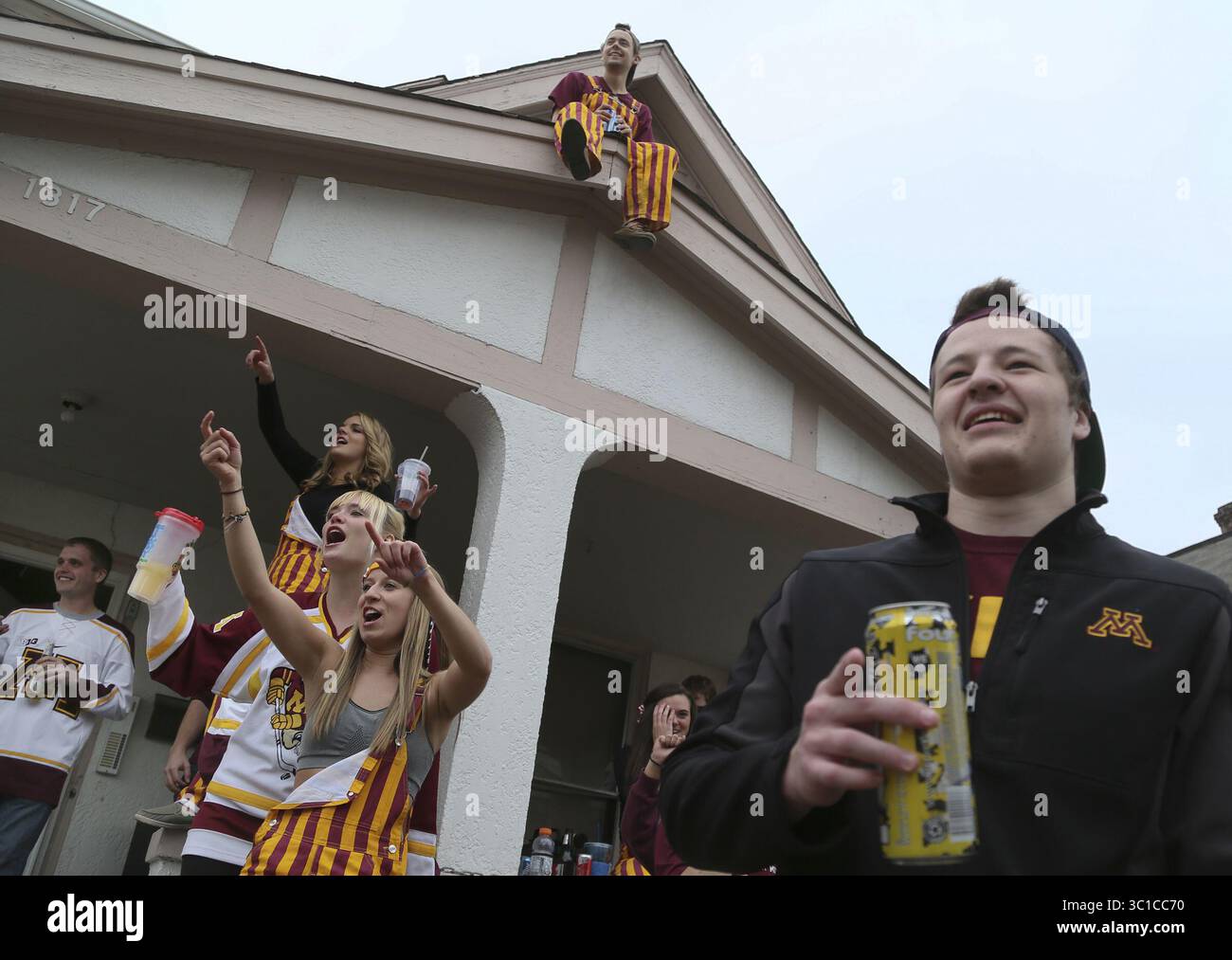12. April 2014 - Minneapolis, MN, USA - lange bevor das Hockeyteam der University of Minnesota das Eis für das NCAA Championship-Spiel in Philladelphis nahm, floss das Bier frei auf dieser Campus-Party auf dem 1300 Block der S.E. 6th St Samstagnachmittag, 12. April 2014, in Dinkytown in Minneapolis, MN, als Partygäste einem nahenden Freund mit einem 12er-Pack anriefen. Revelers sagte, die Polizei sei früher am Nachmittag dort gewesen und sagte, wenn sie zurückgerufen würden, würde die Party geschlossen werden, da sich die Polizei auf eine lange Nacht in Dinkytown vorbereitete. Das U von Stockfoto