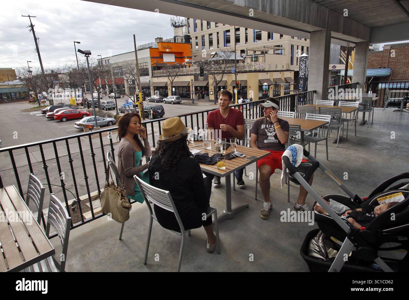 11. Mai 2014 – Minneapolis, Minnesota, USA – Patio Area beim Staatsstreich in Minneapolis. (Kreditbild: Marlin Levison/Minneapolis Star Tribune/TNS via ZUMA Wire) Stockfoto
