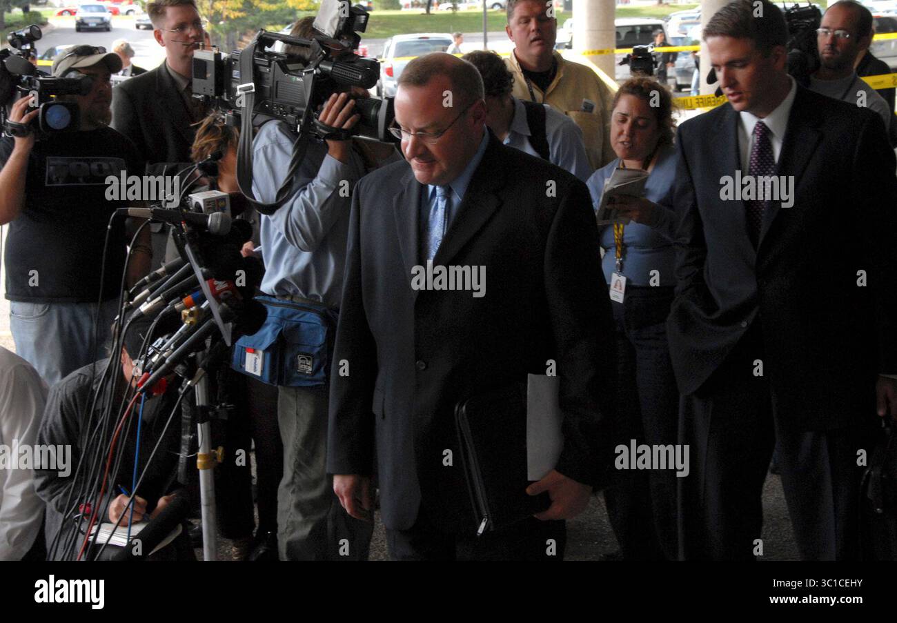 Edina, Mn., Mi., Sept. 26, 2007 - der Sprecher des Flughafens Patrick Hogan wandte sich nach der Anhörung in den Medien zur Rücknahme des Schuldscheins des US-Senators Larry Craig. ALLGEMEINE INFORMATIONEN: Larry Craigs Antrag, seinen Schuldspruch zurückzuziehen, wurde von Richter Charles Porter in Edina verhandelt. (Kreditbild: Joey McLeister/Minneapolis Star Tribune/TNS via ZUMA Wire) Stockfoto