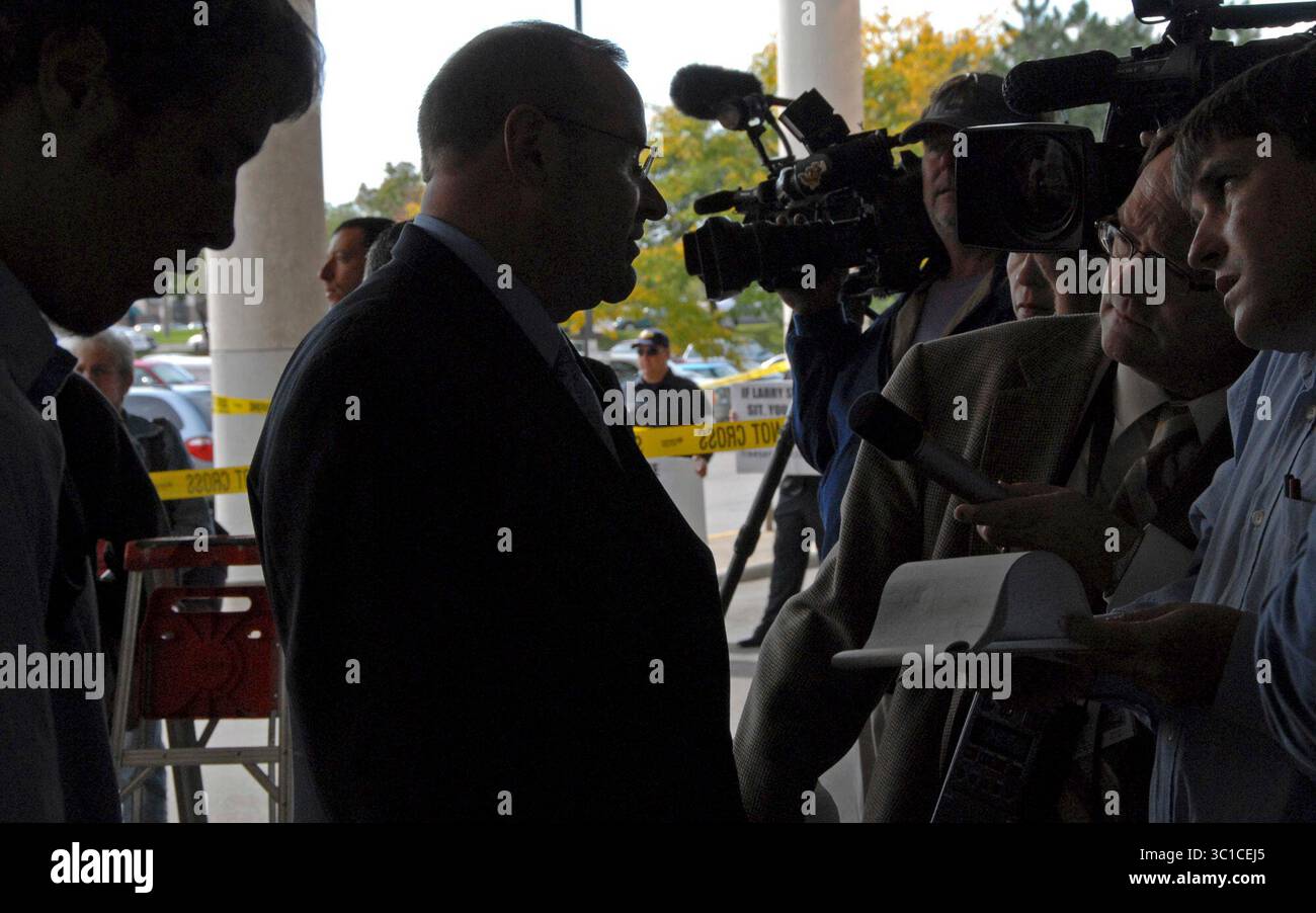 Edina, Mn., Mi., Sept. 26, 2007 -- der Sprecher des Flughafens Patrick Hogan wandte sich nach der Anhörung bezüglich der Rücknahme des Schuldscheins des US-Senators Larry Craig an die Medien...ALLGEMEINE INFORMATIONEN: Der Antrag des US-Senators Larry Craig, seinen Schuldscheinspruch zurückzuziehen, wurde von Richter Charles Porter in Edina verhandelt. (Kreditbild: Joey McLeister/Minneapolis Star Tribune/TNS via ZUMA Wire) Stockfoto