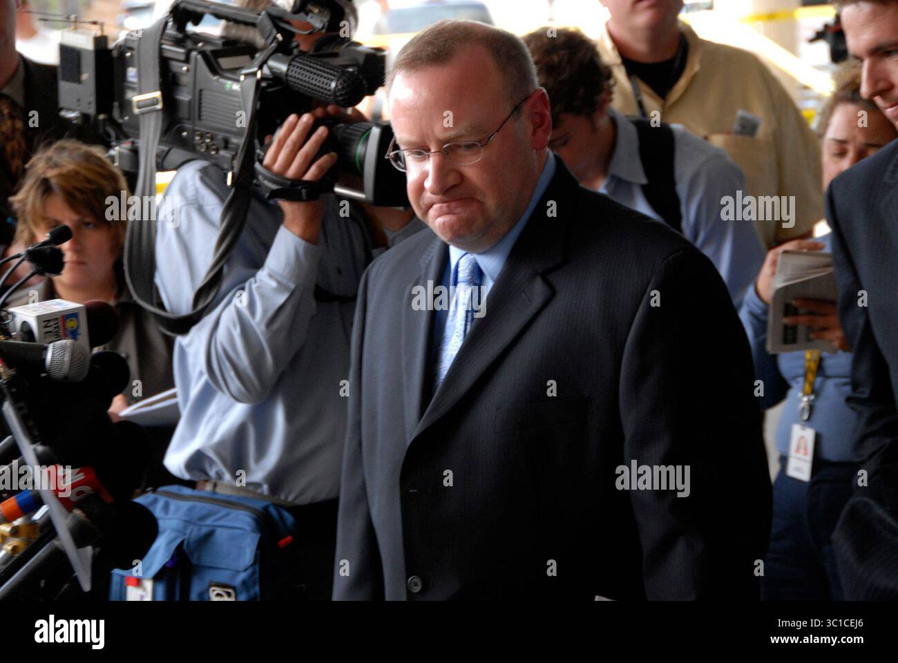 Edina, Mn., Mi., Sept. 26, 2007 - der Sprecher des Flughafens Patrick Hogan wandte sich nach der Anhörung in den Medien zur Rücknahme des Schuldscheins des US-Senators Larry Craig. ALLGEMEINE INFORMATIONEN: Larry Craigs Antrag, seinen Schuldspruch zurückzuziehen, wurde von Richter Charles Porter in Edina verhandelt. (Kreditbild: Joey McLeister/Minneapolis Star Tribune/TNS via ZUMA Wire) Stockfoto