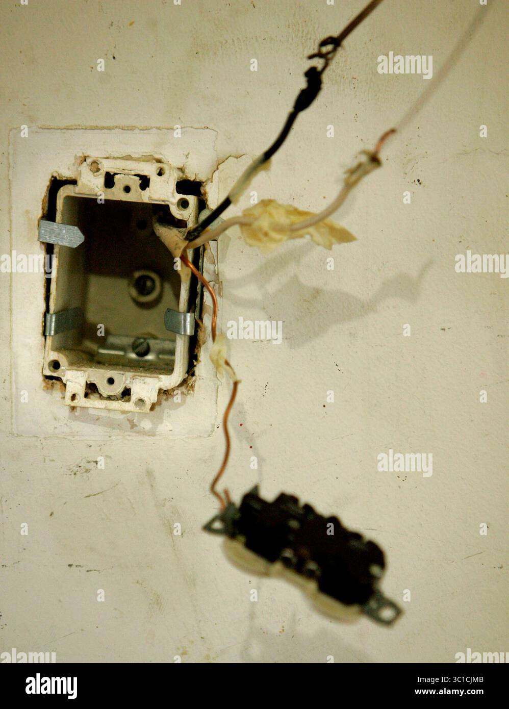 ELIZABETH FLORES 4. April 208 – Minneapolis, MN – Beweise für illegale Verdrahtung sind offensichtlich, nachdem der Polizeibeamte Richard Jackson und ein Inspektor aus Minneapolis ein Haus in North Minneapolis überfallen hatten. (Kreditbild: Minneapolis Star Tribune/TNS via ZUMA Wire) Stockfoto