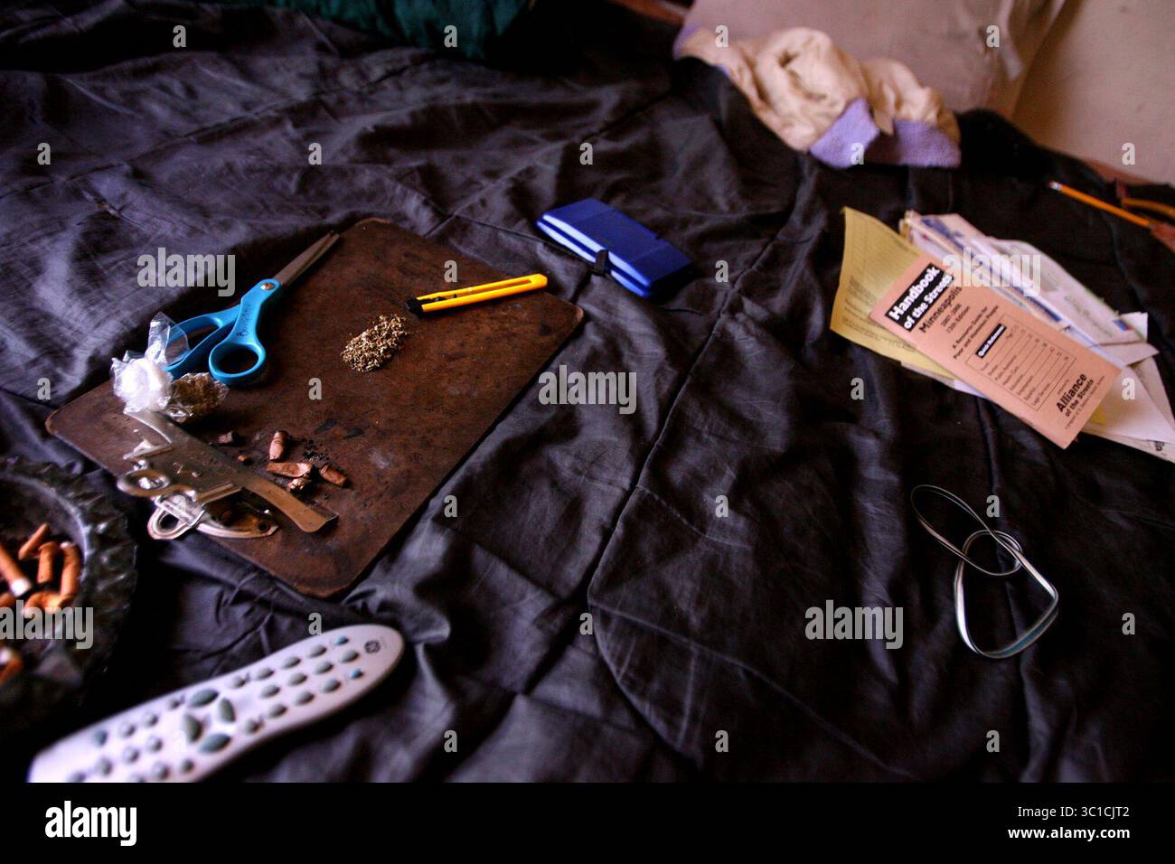 ELIZABETH FLORES 4. April 208 - Minneapolis, MN - Drogen werden über eine Matratze verteilt, nachdem der Polizeibeamte Richard Jackson, der sich hauptsächlich mit problematischen Eigenschaften befasst, ein Haus in North Minneapolis überfallen hat. (Kreditbild: Minneapolis Star Tribune/TNS via ZUMA Wire) Stockfoto