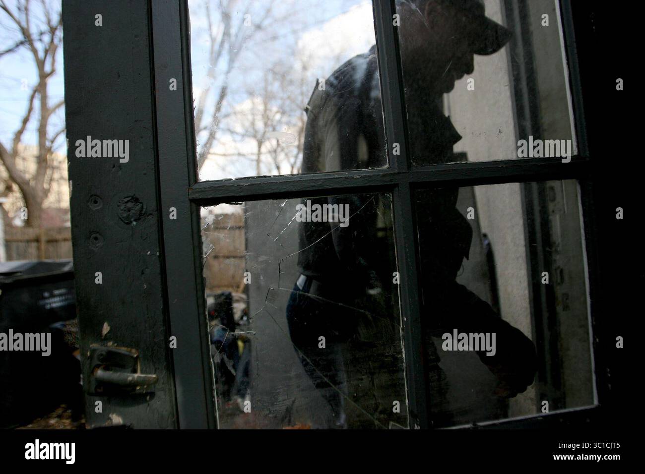 ELIZABETH FLORES 4. April 208: Der Polizeibeamte Richard Jackson aus Minneapolis, der sich hauptsächlich mit problematischen Immobilien befasst, durchquerte ein Haus, in dem Menschen illegal im Haus in North Minneapolis lebten. (Kreditbild: Minneapolis Star Tribune/TNS via ZUMA Wire) Stockfoto