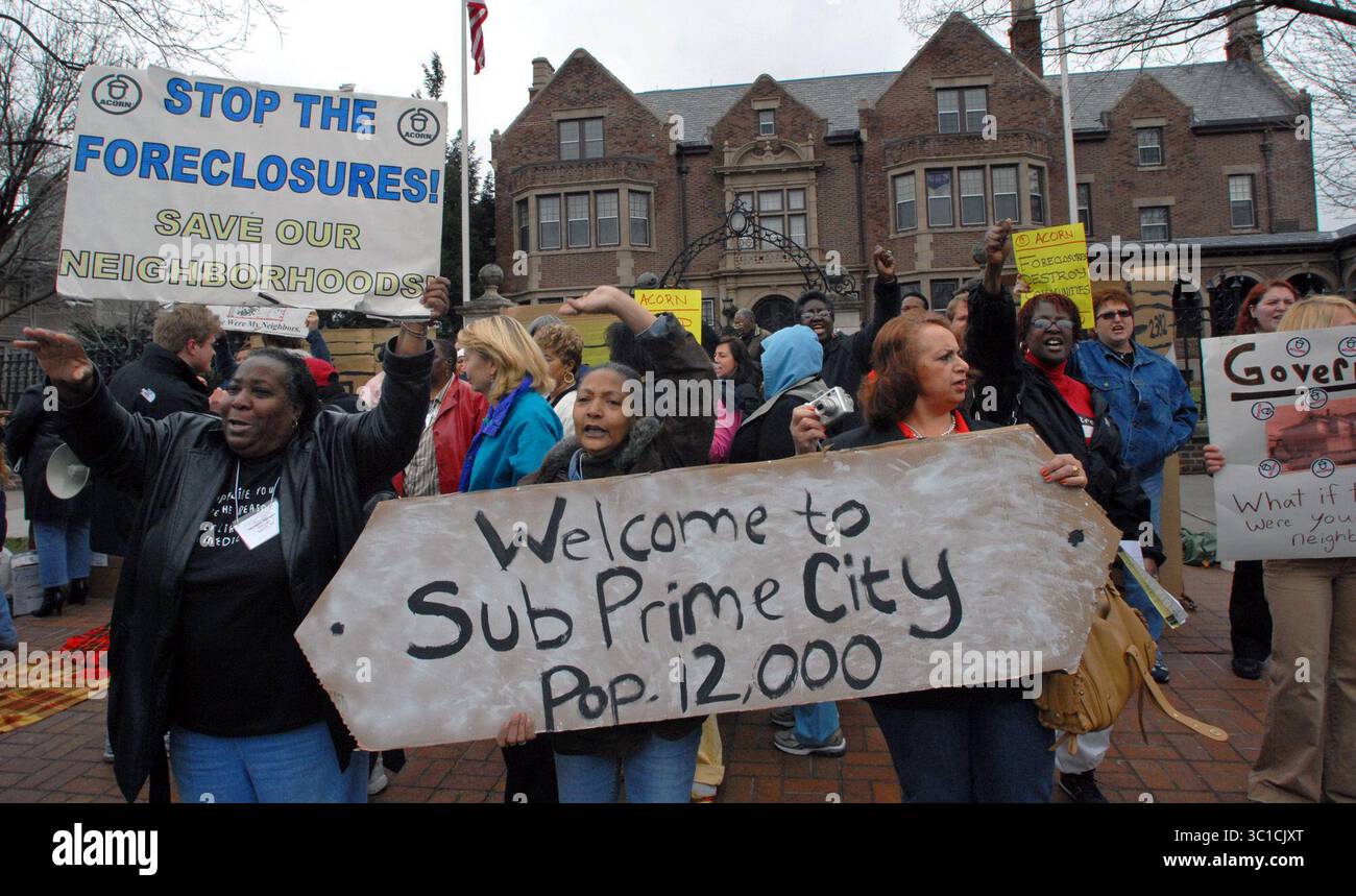 JOEY MCLEISTER St. Paul, Mn., Sa., 19. April 2008 und singt: "Hey, Pawlenty, ist das nicht hübsch? Willkommen zu Hause in Subprime City!“, demonstrierten ACORN-Mitglieder und Familien, die Zwangsvollstreckung ausgesetzt waren, vor dem Gouverneursheim auf der Summit Av. Die Gruppe versammelte sich als Reaktion auf den anhaltenden Widerstand von Gouverneur Tim Pawlenty gegen den Minnesota Subprime Foreclosure Deferment Act, der etwa 12.000 vermeidbare Zwangsvollstreckungen für Familien verhindern sollte, die in riskanten Krediten eingeschlossen sind. (Kreditbild: Minneapolis Star Tribune/TNS via ZUMA Wire) Stockfoto