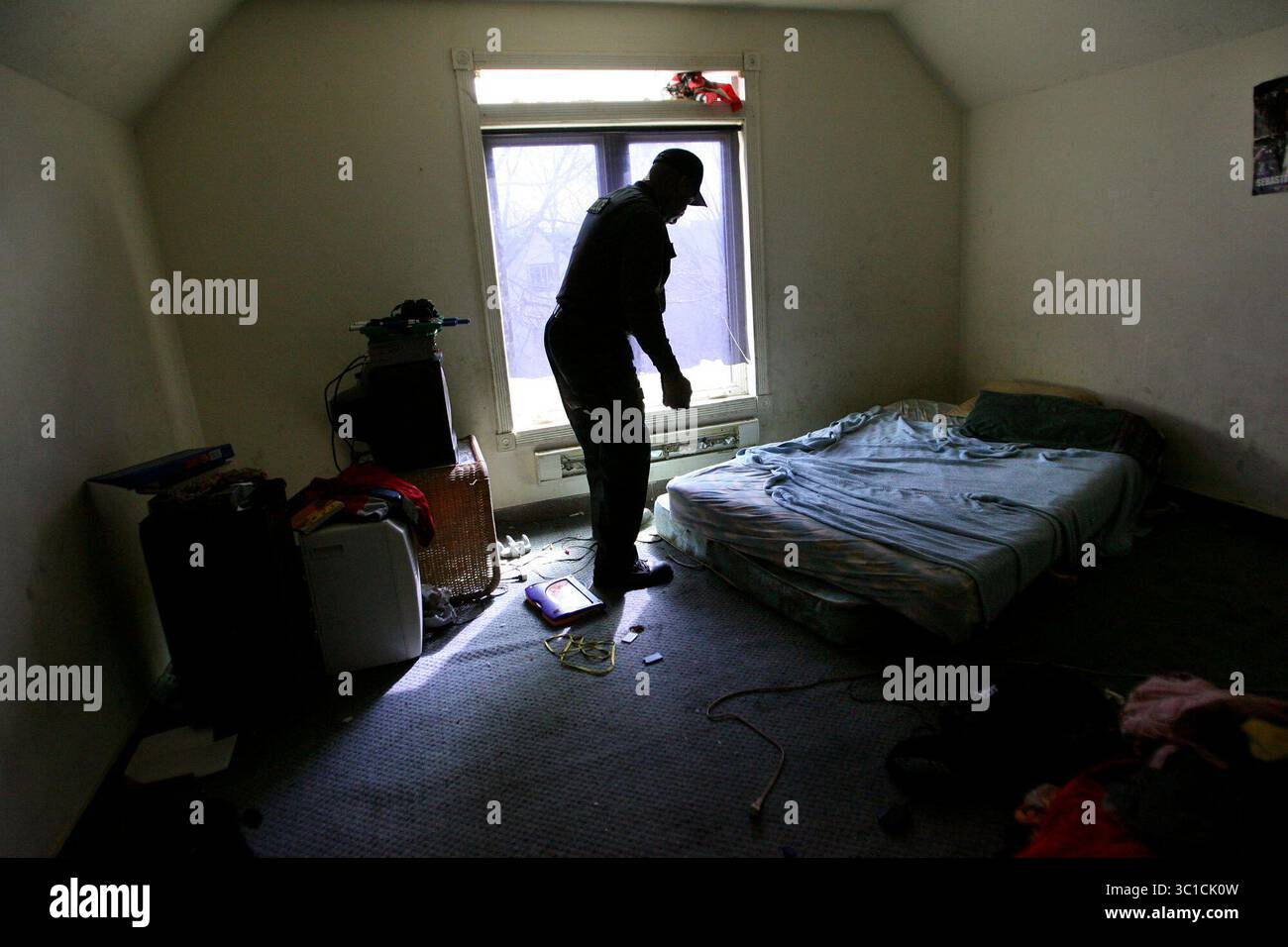 ELIZABETH FLORES 4. April 208: Der Polizeibeamte Richard Jackson aus Minneapolis, der sich hauptsächlich mit problematischen Eigenschaften befasst, durchquerte ein Haus auf der North Side von Minneapolis. Er fand heraus, dass die Bewohner Elektrizität stehlen und Drogen auf einer Matratze auf der Hauptebene gefunden wurden. (Kreditbild: Minneapolis Star Tribune/TNS via ZUMA Wire) Stockfoto