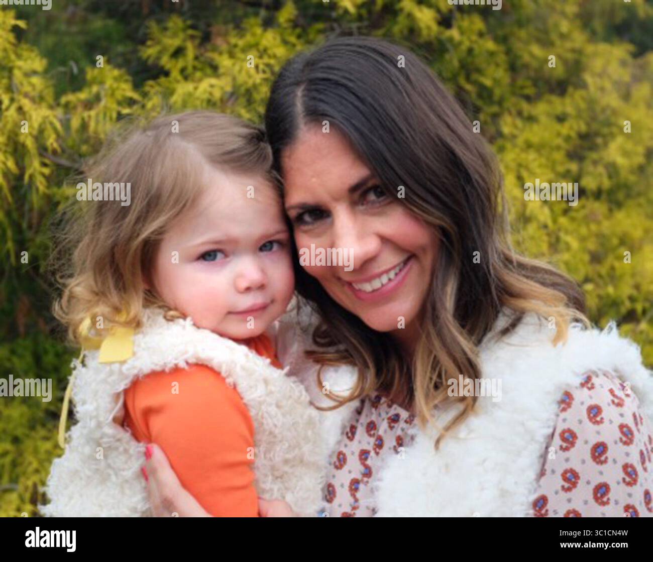 25. Juni 2016: Minneapolis, Minnesota, USA: Beth Hundleys Tochter Harlow, 4, leidet an Dravet-Syndrom, einer Form der Epilepsie. Bereitgestellt von Beth Hundley. Die ersten Schmerzpatienten begannen sich am Freitag für Minnesota's expandierendes medizinisches Marihuana-Programm zu registrieren. Ärzte könnten im Juli mit der Zertifizierung beginnen und die ersten Schmerzpatienten können am 1. August Cannabis kaufen. Am 1. Juli jährte sich auch ein Jahr lang ein Programm, das langsamer gestartet wurde, als viele erwartet hatten. Minnesota Medical Solutions wird am Freitag eine Pressekonferenz abhalten, um die bevorstehende Programmerweiterung für Schmerzpatienten zu diskutieren. Patrick Stockfoto