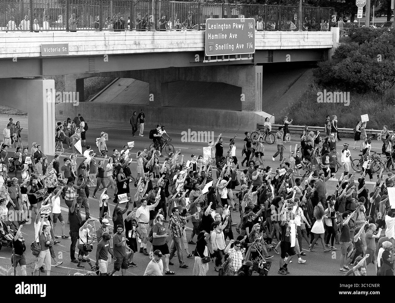 9. Juli 2016 - USA - Demonstranten, die gegen den Tod von Philando Castile am Mittwochabend durch die Polizei protestieren, haben einen Teil der Interstate 94 westlich der Innenstadt von St. Paul am Samstagabend blockiert. Schon um 19:00 Uhr wurde der Verkehr in einem dicken Stau gestapelt, wobei die Fahrspuren nach Osten größtenteils unbeweglich waren. Gegen 19:30 Uhr leiteten die Polizei und die Staatspatrouille den gesamten Verkehr von der I-94 in Richtung Osten an der Ausfahrt Lexington Avenue ab, wobei der Verkehr auf der I-94 in westlicher Richtung nur gering war. Die Demonstranten weigerten sich, die Autobahn zu verlassen. Star Tribune Foto von (Foto: Glen Stubbe/Mi Stockfoto
