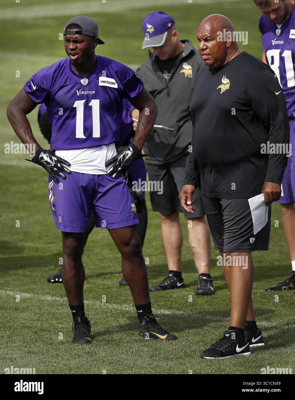 1. August 2016: Mankato, MN, USA – Minnesota Vikings, erste Runde Draft Pick Laquon Treadwell und Receivers Coach George Stewart während des Morning Training. - 1. August 2016, Mankato, MN, Minnesota State University, Mankato, Minnesota Wikings Training Camp (Bild: Carlos Gonzalez/Minneapolis Star Tribune/TNS via ZUMA Wire) Stockfoto