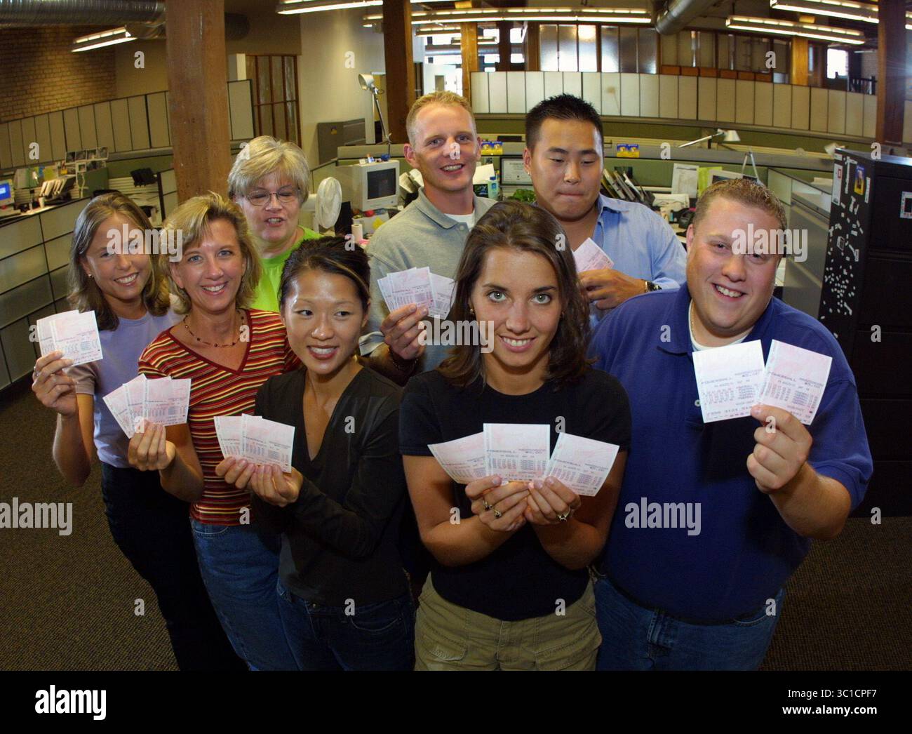 24. August 2001 - Minneapolis, Minnesota, USA - Minneapolis, MN 8/24/2001 Powerball-Büropool, Mitarbeiter von Microgistix kauften Tickets für die Teilnahme am 300 Millionen Dollar Jackpot. Rechts, vorne, Beth Youngkrantz, shelly BuBois, Erica gilmore, Jenny Mattes, Rob Tyson, in der hinteren Reihe, l-r, Mary Bragg, Andy Forsberg und Dan weicht. (Kreditbild: Tom Sweeney/Minneapolis Star Tribune/TNS via ZUMA Wire) Stockfoto 24. August 2001 - Minneapolis, Minnesota, USA - Minneapolis, MN 8/24/2001 Powerball-Büropool, Mitarbeiter von Microgistix kauften Tickets für die Teilnahme am 300 Millionen Dollar Jackpot. Rechts, vorne, Beth Youngkrantz, shelly BuBois, Erica gilmore, Jenny Mattes, Rob Tyson, in der hinteren Reihe, l-r, Mary Bragg, Andy Forsberg und Dan weicht. (Kreditbild: Tom Sweeney/Minneapolis Star Tribune/TNS via ZUMA Wire) Stockfoto