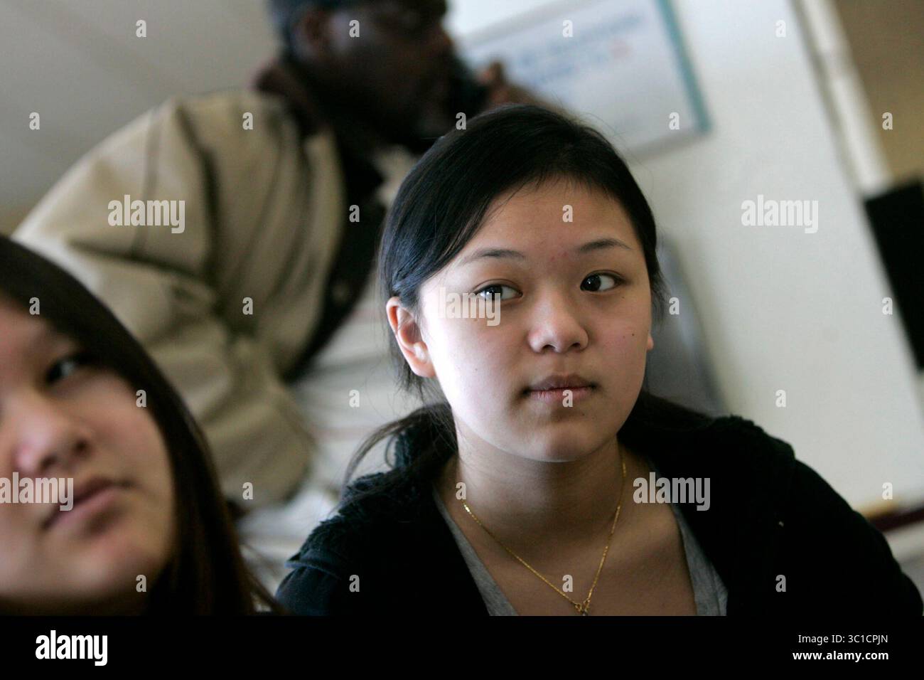 St. Paul, MN - 24. Februar 2009 - Desire Vang (rechts) bekommt Hilfe beim Ausfüllen eines öffentlichen Unterstützungsformulars von ihrer Tante Nou Lee im Ramsey County Government Center diese Woche. Vang erhält monatlich 37 Bargeld, den gleichen Betrag, den sie erhalten hätte, wenn sie vor 20 Jahren beantragt hätte. (Kreditbild: David Joles/Minneapolis Star Tribune/TNS via ZUMA Wire) Stockfoto