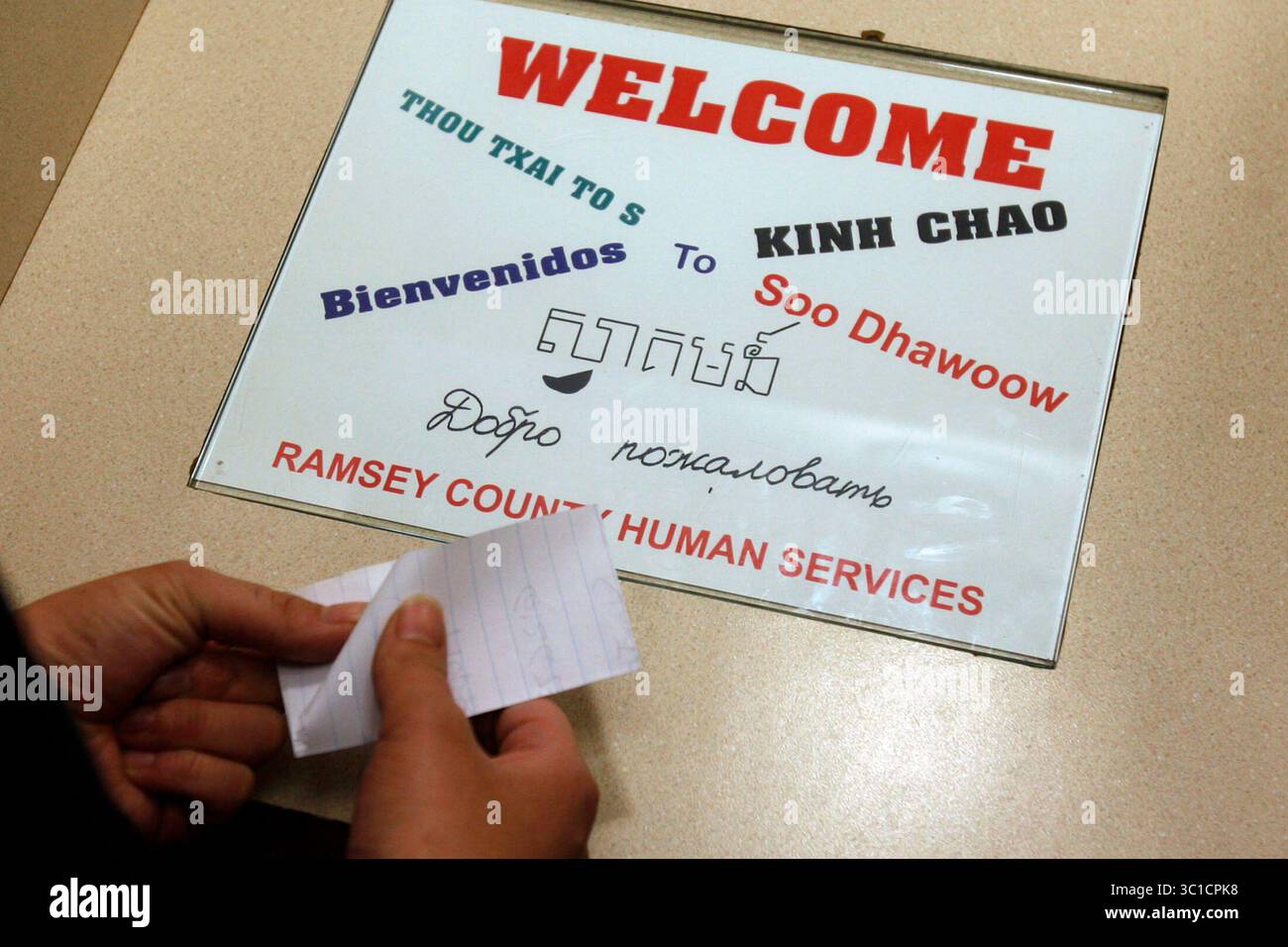 St. Paul, MN - 24. Februar 2009 - Ein Schild am Schalter des Ramsey County Public Assistance Office, das beginnt, mehr Sozialbewerber von arbeitenden Menschen vom Wirtschaftsabschwung betroffen zu sehen. (Kreditbild: David Joles/Minneapolis Star Tribune/TNS via ZUMA Wire) Stockfoto