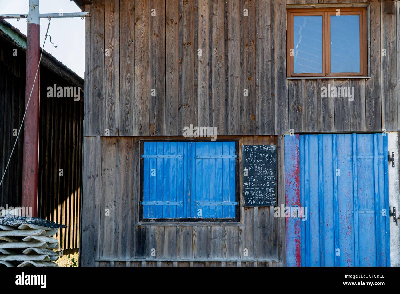 Geschlossene Austernstrand-Hütte mit blauen Fensterläden symbolisiert das Ende der Sommersaison Stockfoto