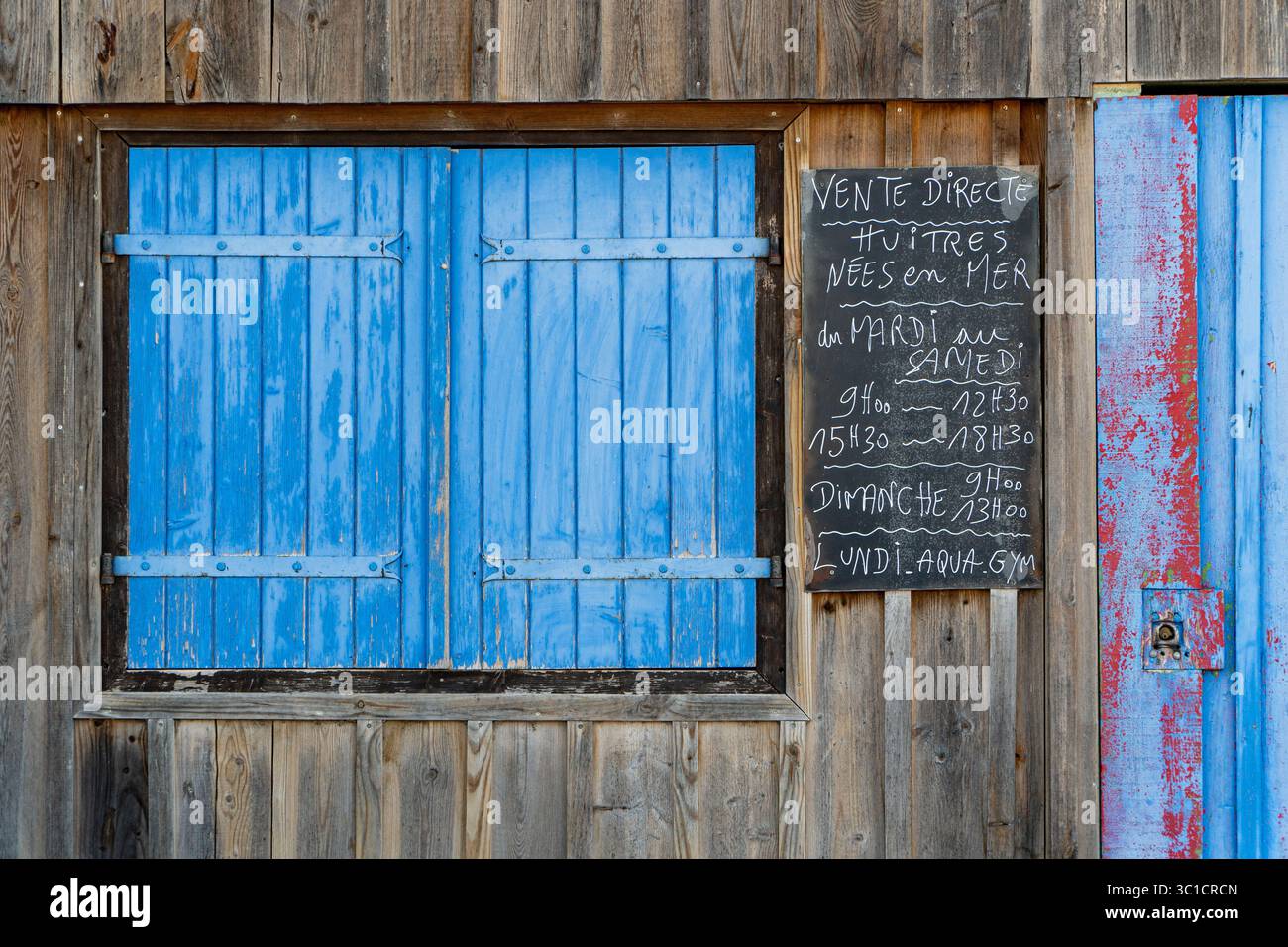 Geschlossene Oyster Beach Bar mit blauen Fensterläden und handgeschriebenem Schild Stockfoto